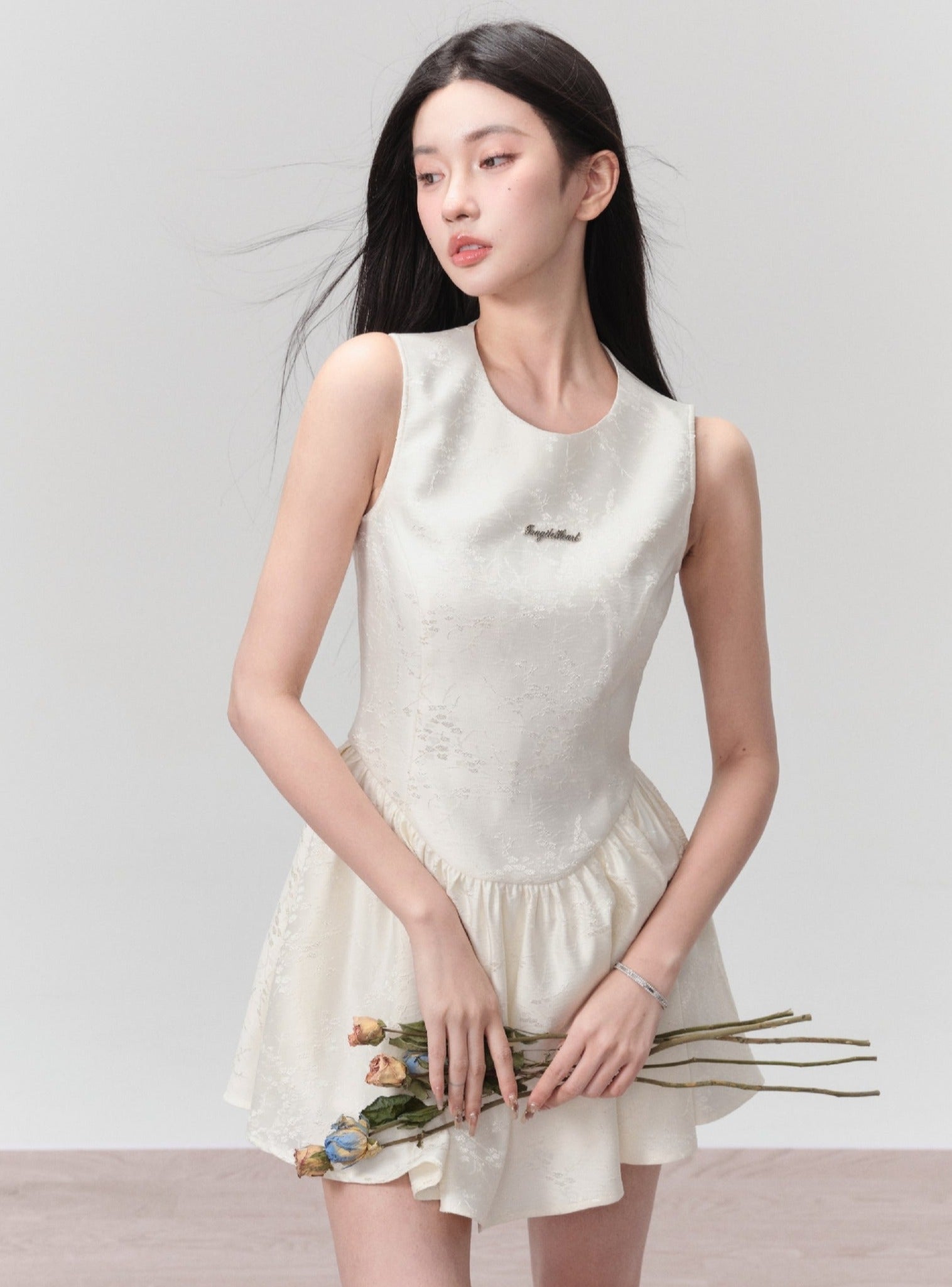 Mini vestido blanco sin mangas y brote