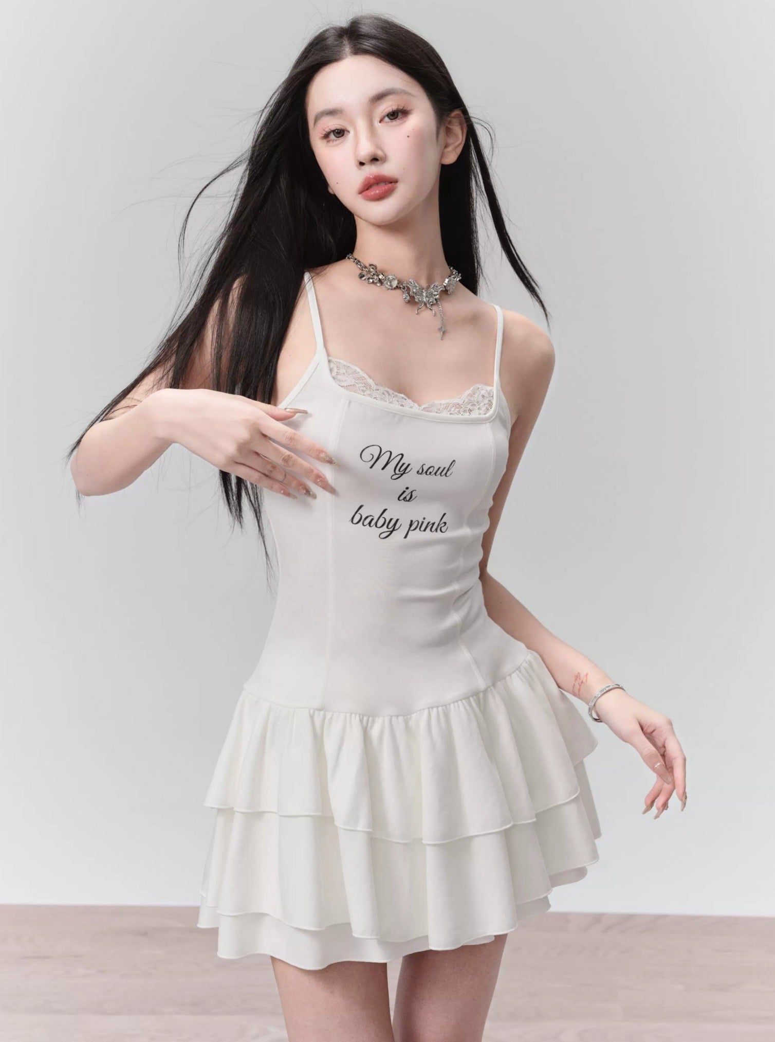Corcha de espagueti con volantes blancos mini vestido con estampado de eslogan