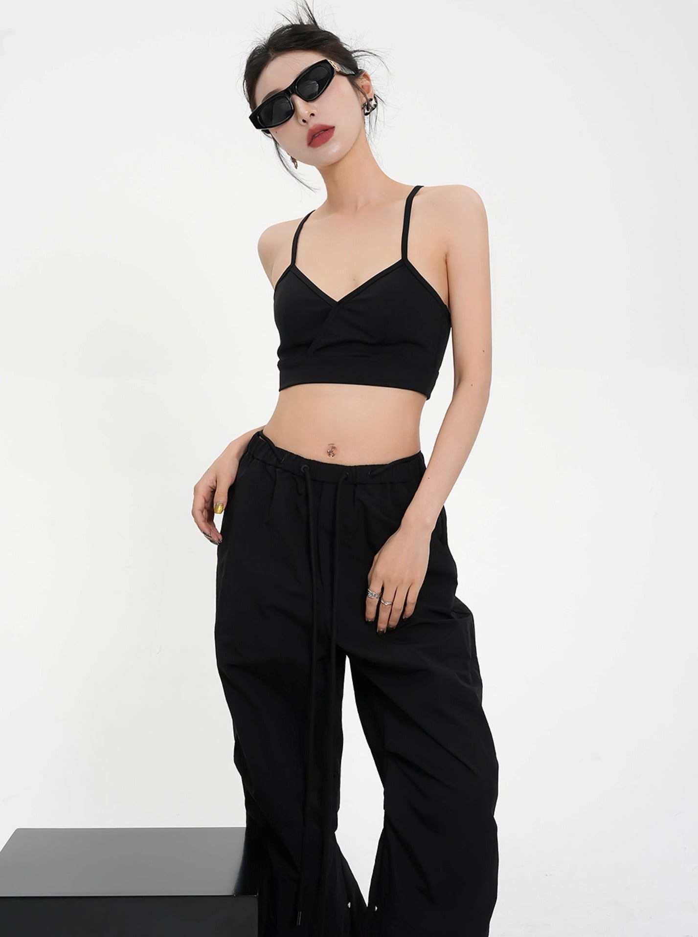 Dúo versátil de bralette: top de cultivo atlético de cuello en V carbón y encaje negro longline set