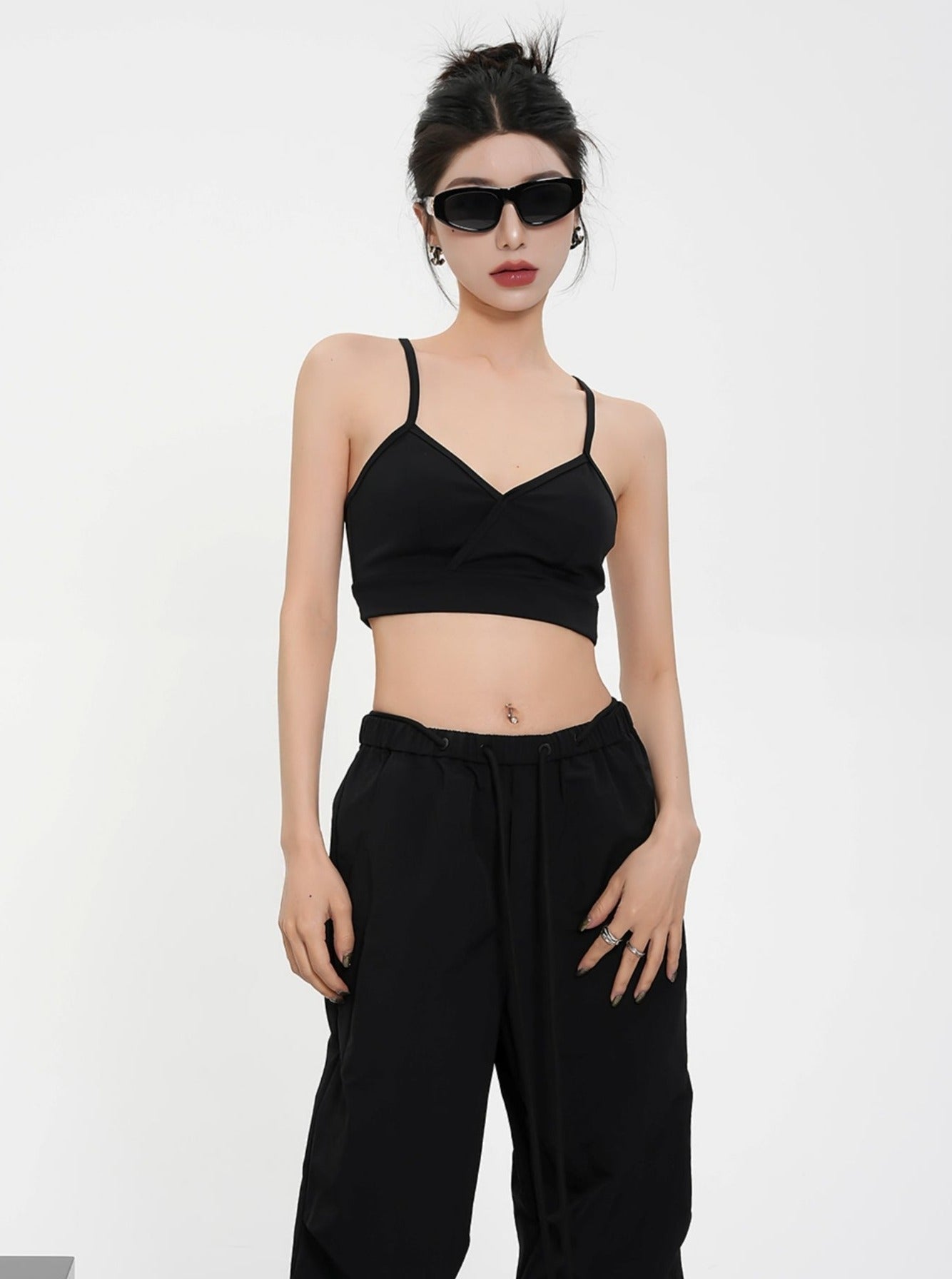 Dúo versátil de bralette: top de cultivo atlético de cuello en V carbón y encaje negro longline set