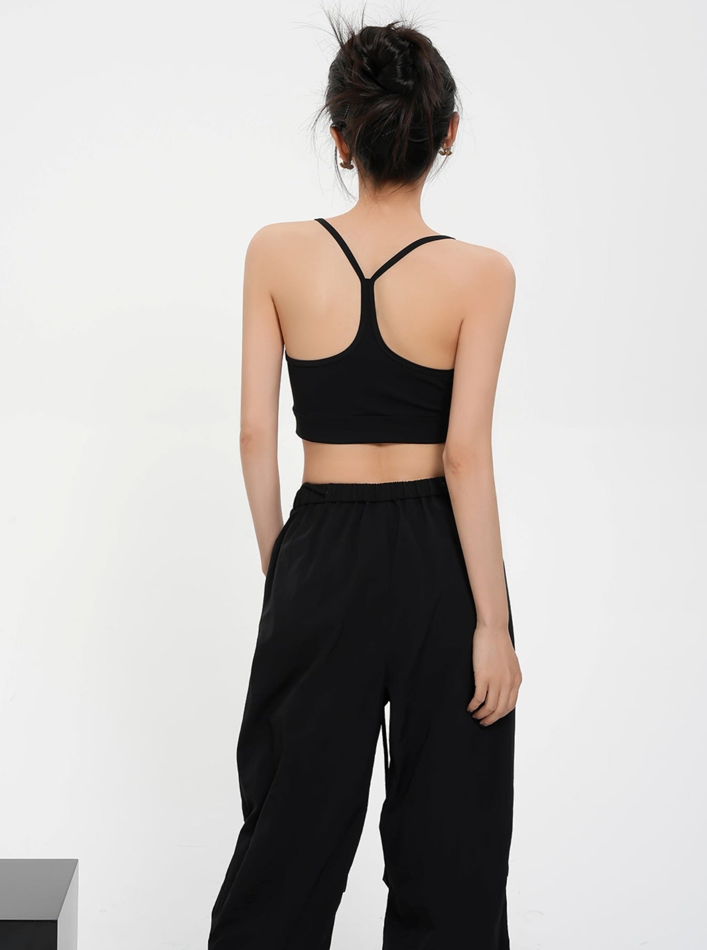 Dúo versátil de bralette: top de cultivo atlético de cuello en V carbón y encaje negro longline set