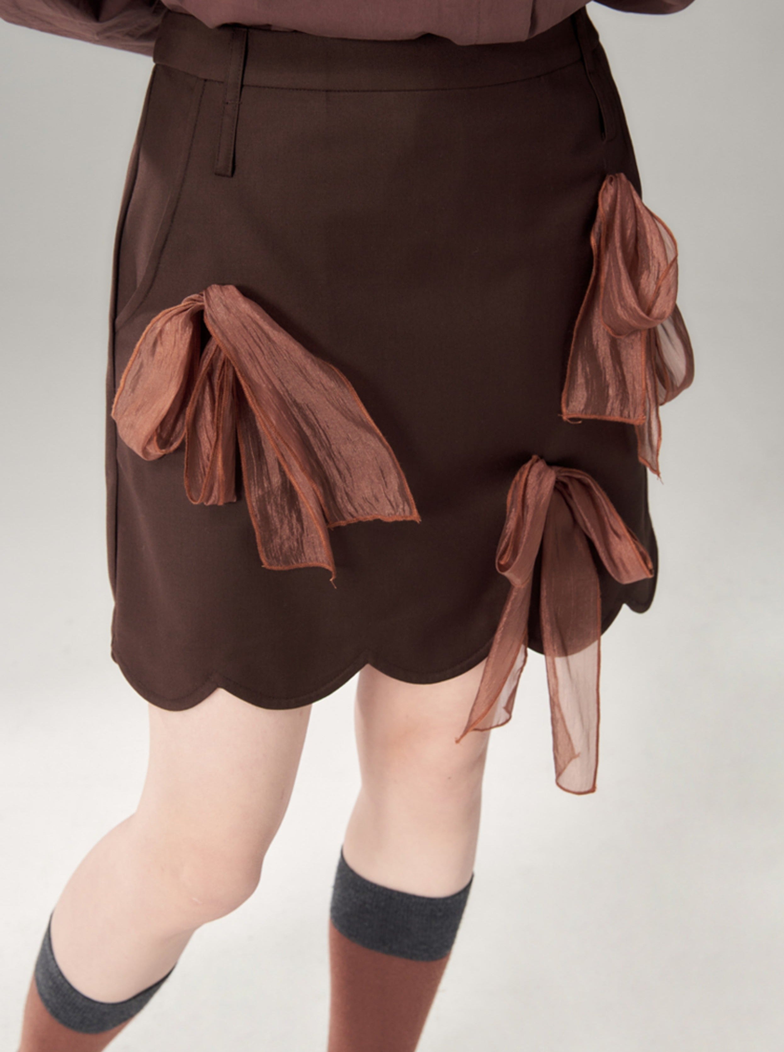 Jupe festonnée brune avec des détails d'arc transparent