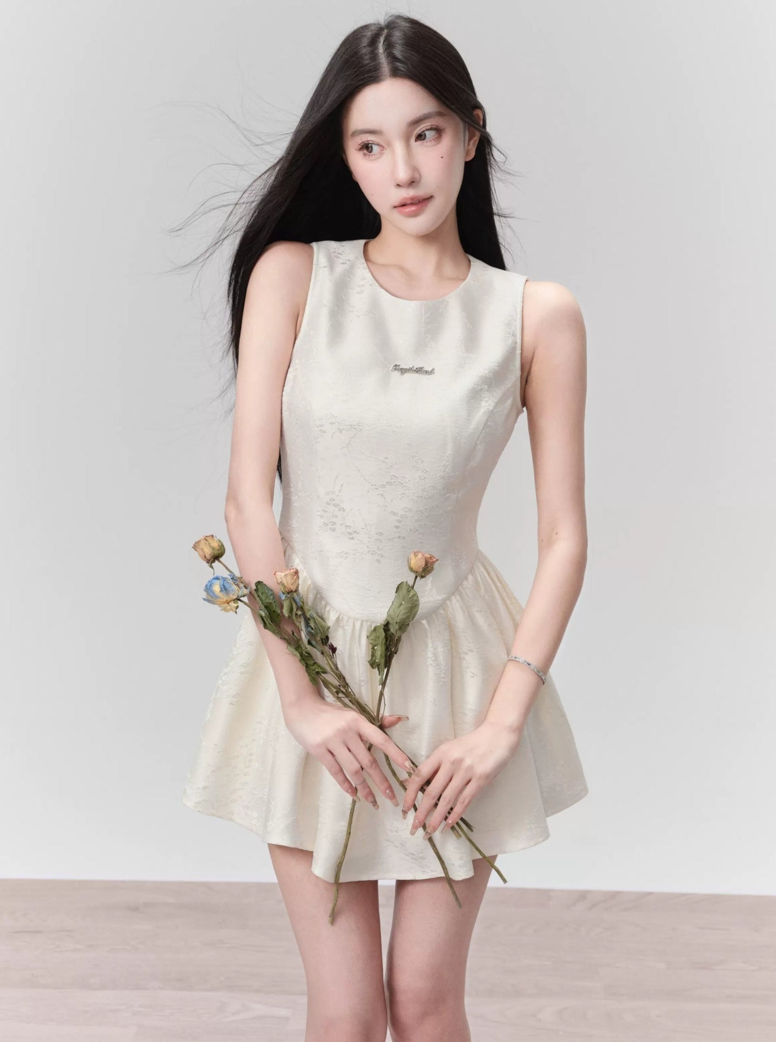 Mini vestido blanco sin mangas y brote