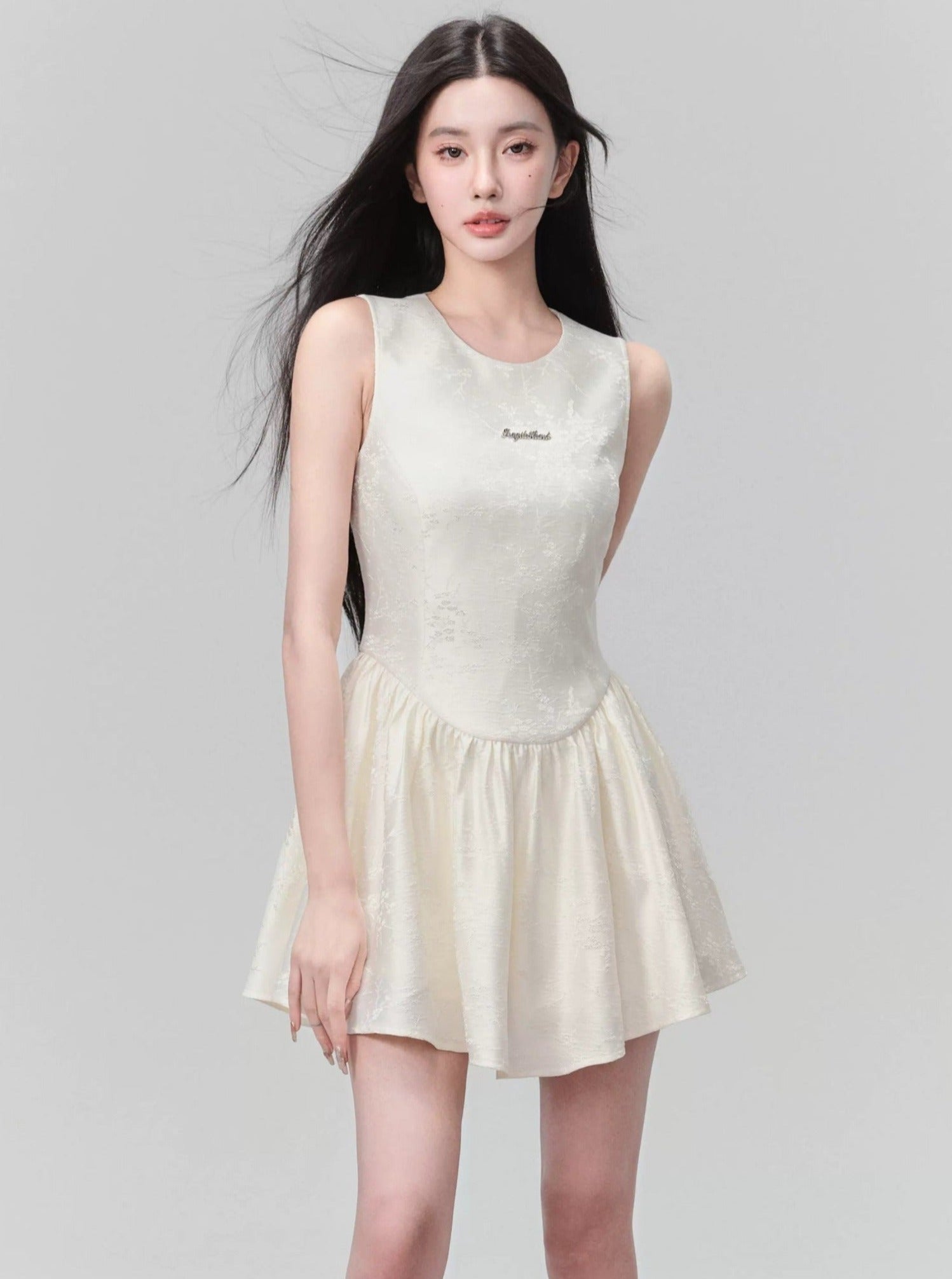 Mini vestido blanco sin mangas y brote