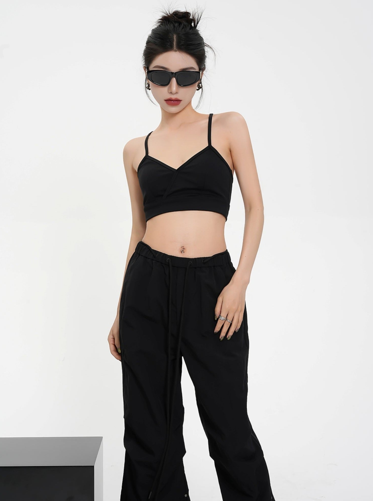 Dúo versátil de bralette: top de cultivo atlético de cuello en V carbón y encaje negro longline set