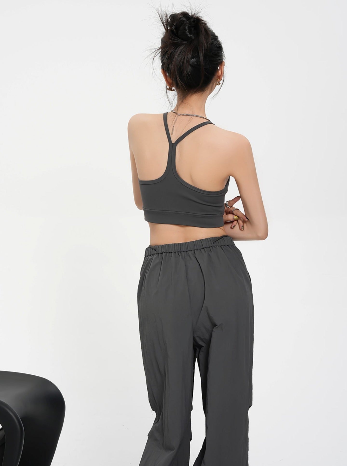 Dúo versátil de bralette: top de cultivo atlético de cuello en V carbón y encaje negro longline set