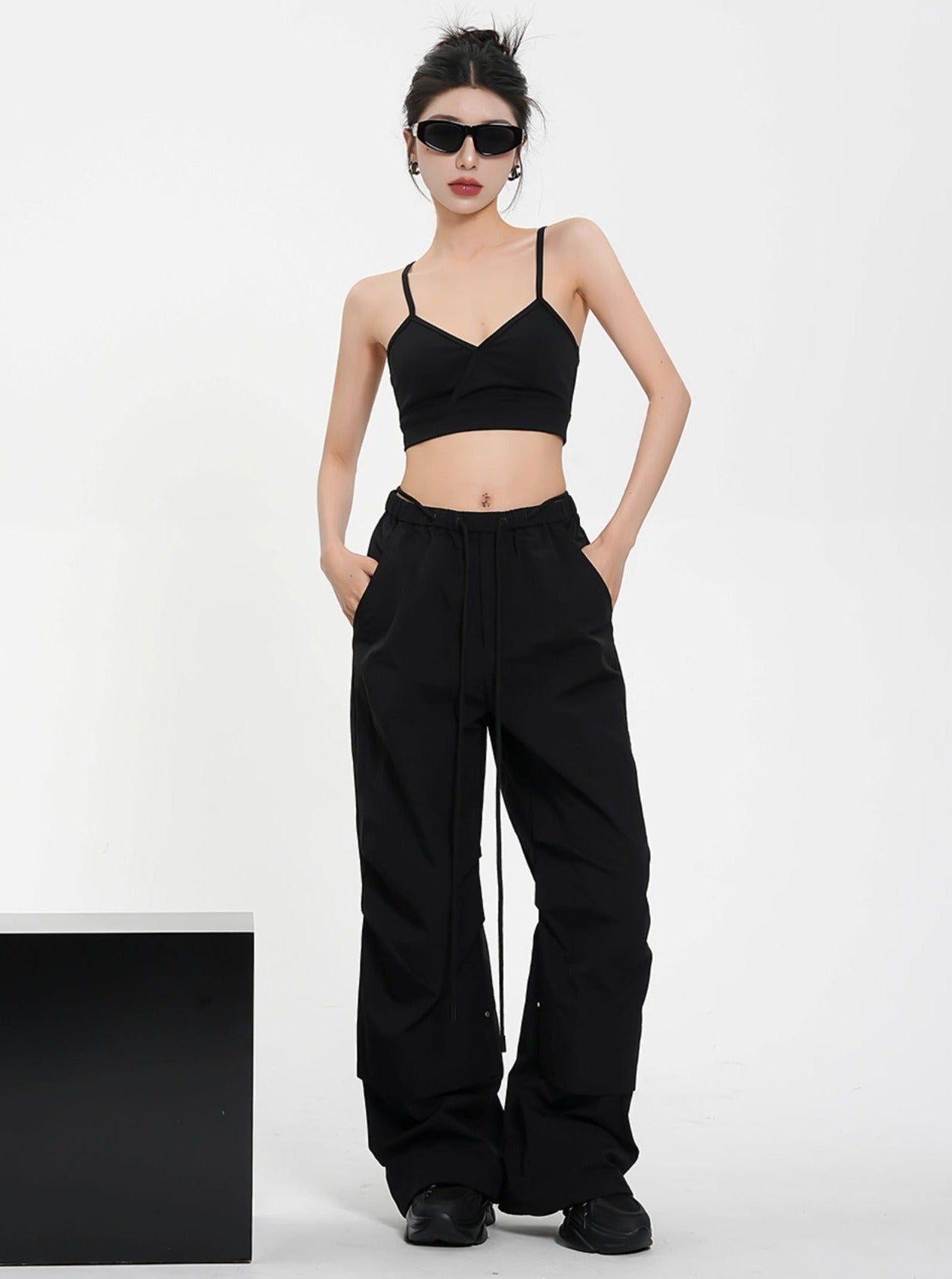 Dúo versátil de bralette: top de cultivo atlético de cuello en V carbón y encaje negro longline set