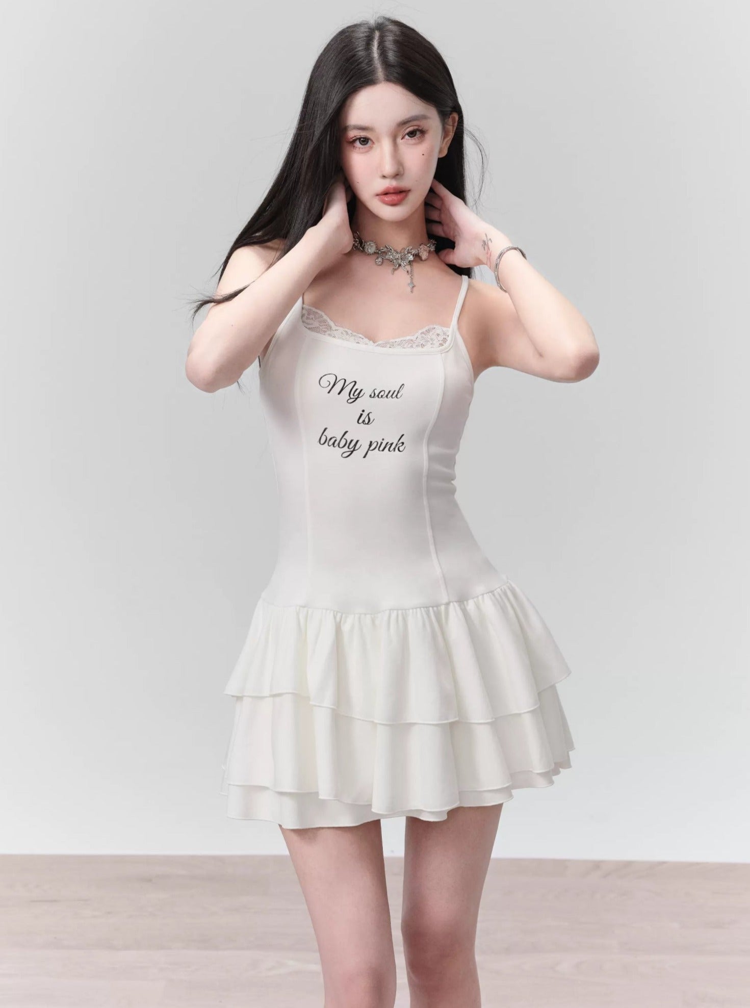 Corcha de espagueti con volantes blancos mini vestido con estampado de eslogan