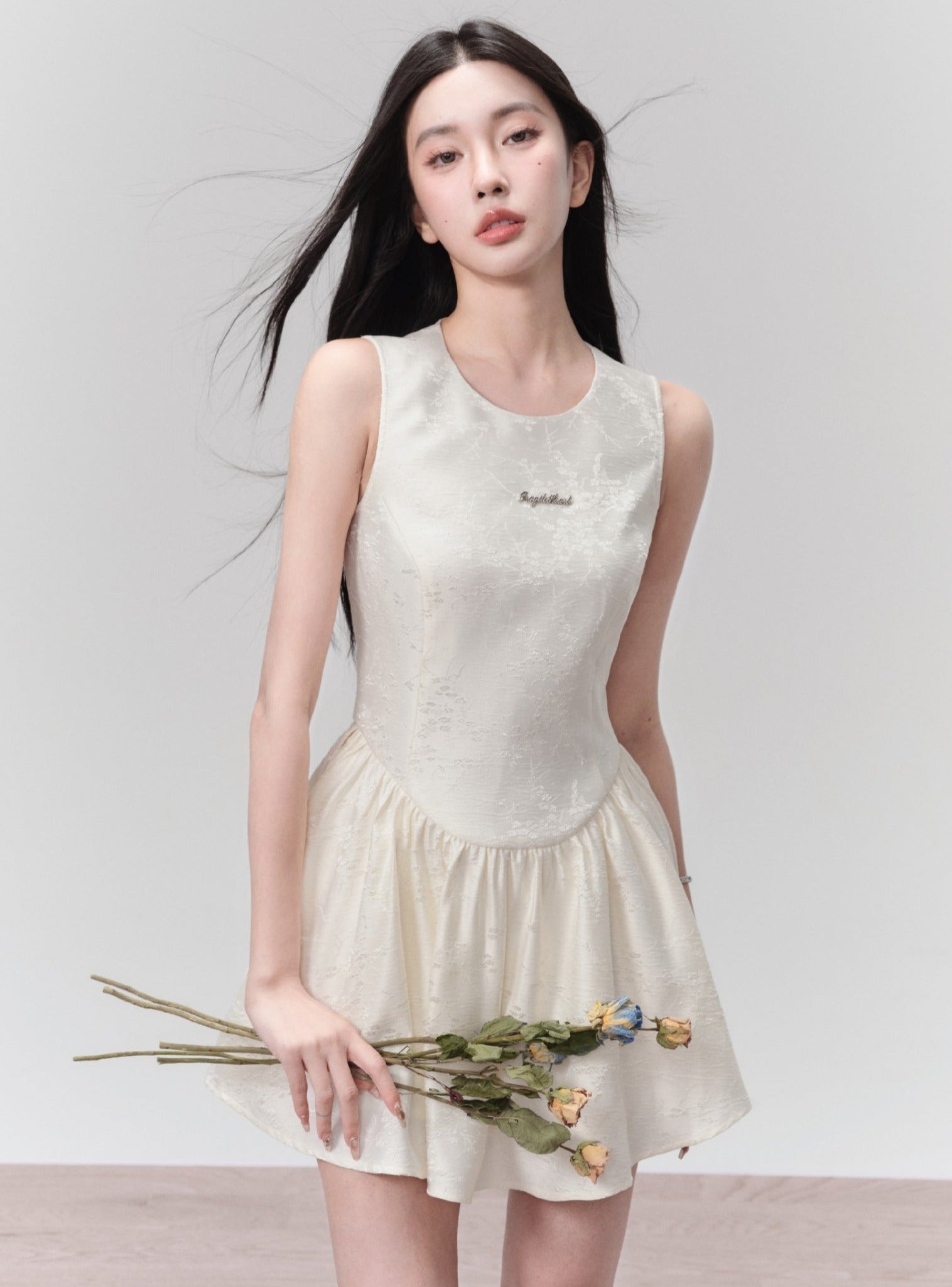 Mini vestido blanco sin mangas y brote