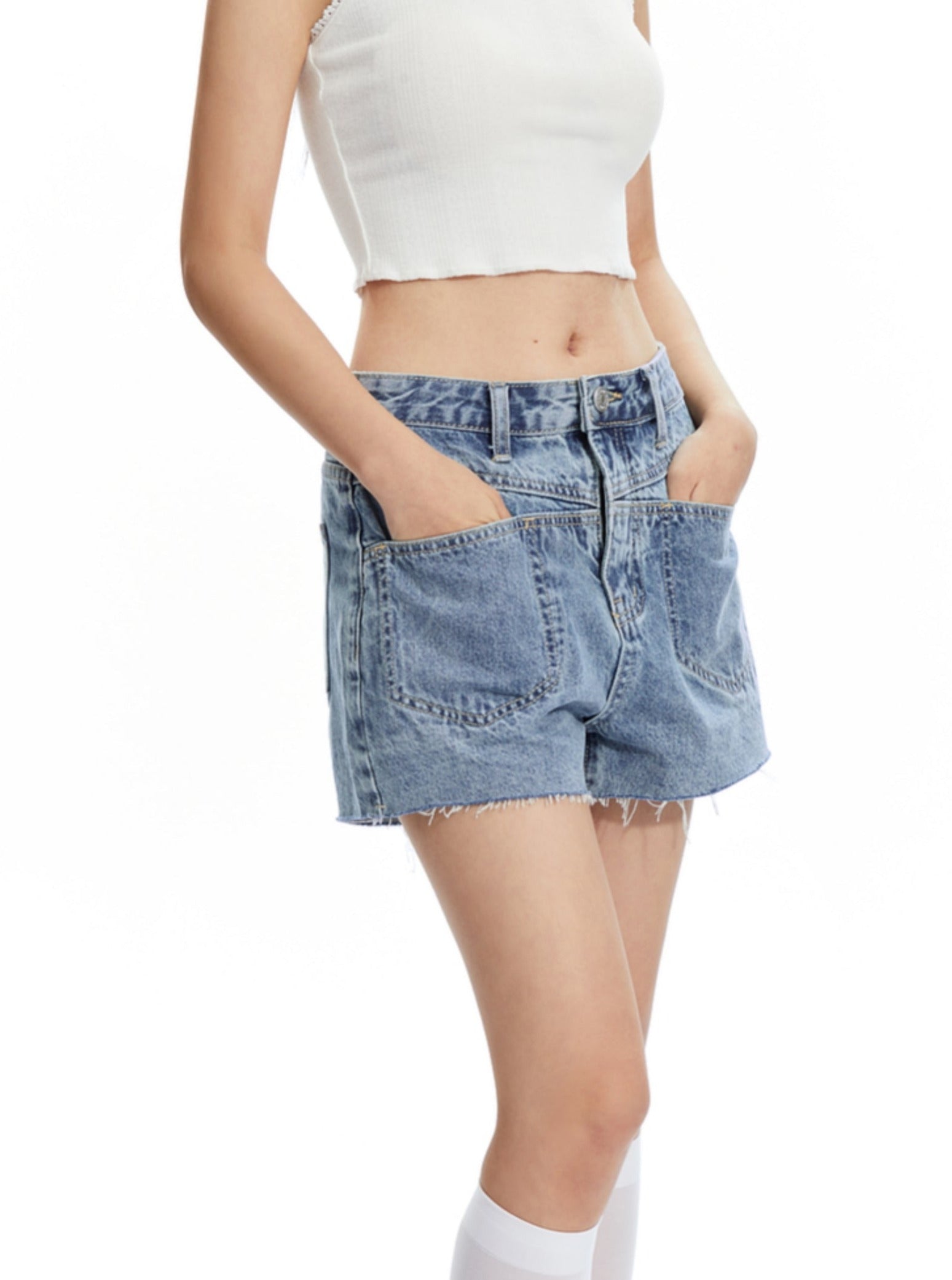 독특한 허리띠 디테일이 있는 하이웨이스트 데님 반바지