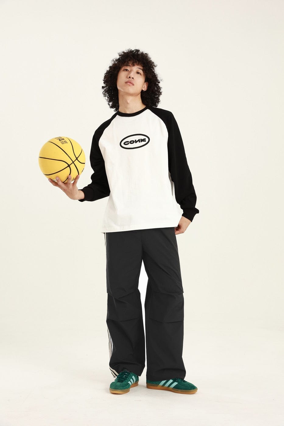 Pantalones atléticos a rayas laterales