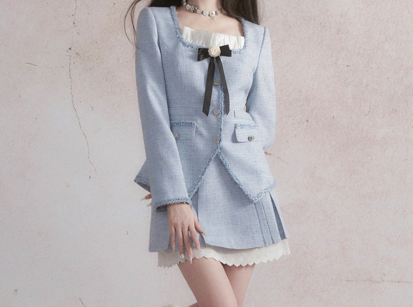 Blazer en tweed bleu pastel et jupe plissée avec garniture en dentelle