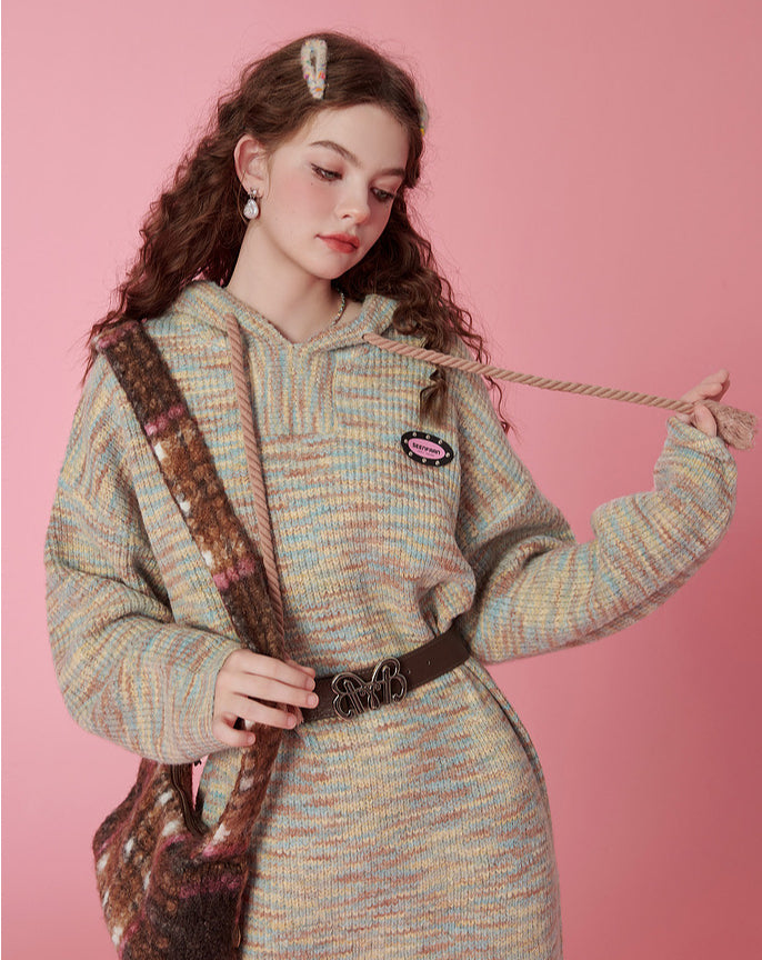 Vestido midi de suéter con capucha