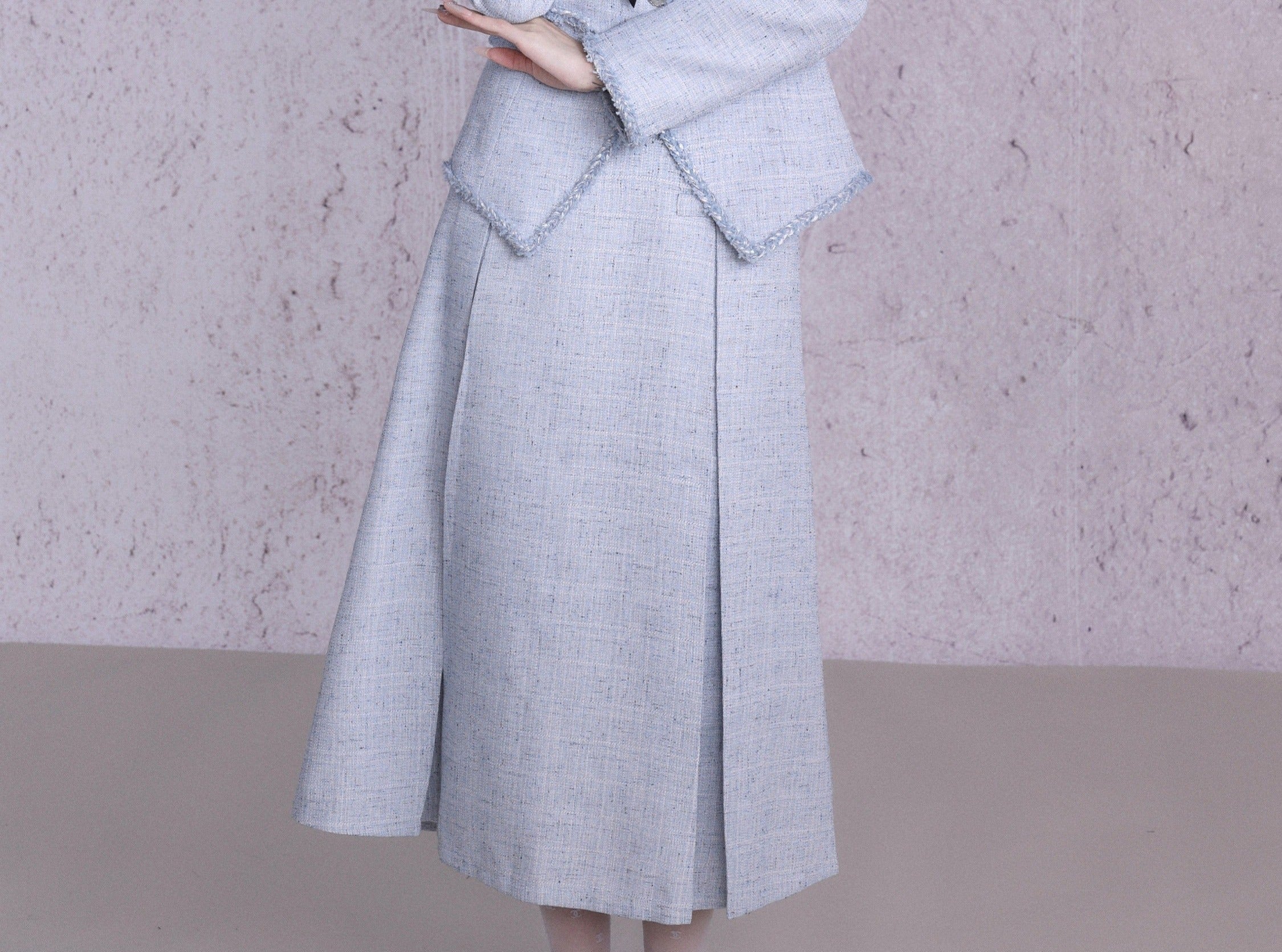 Blazer en tweed bleu pastel et jupe plissée avec garniture en dentelle
