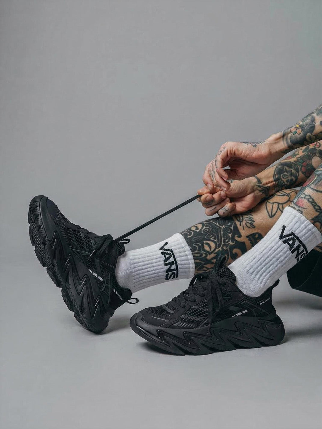 Black Zigzag-Sole Chunky Runner Sneakers - View 4