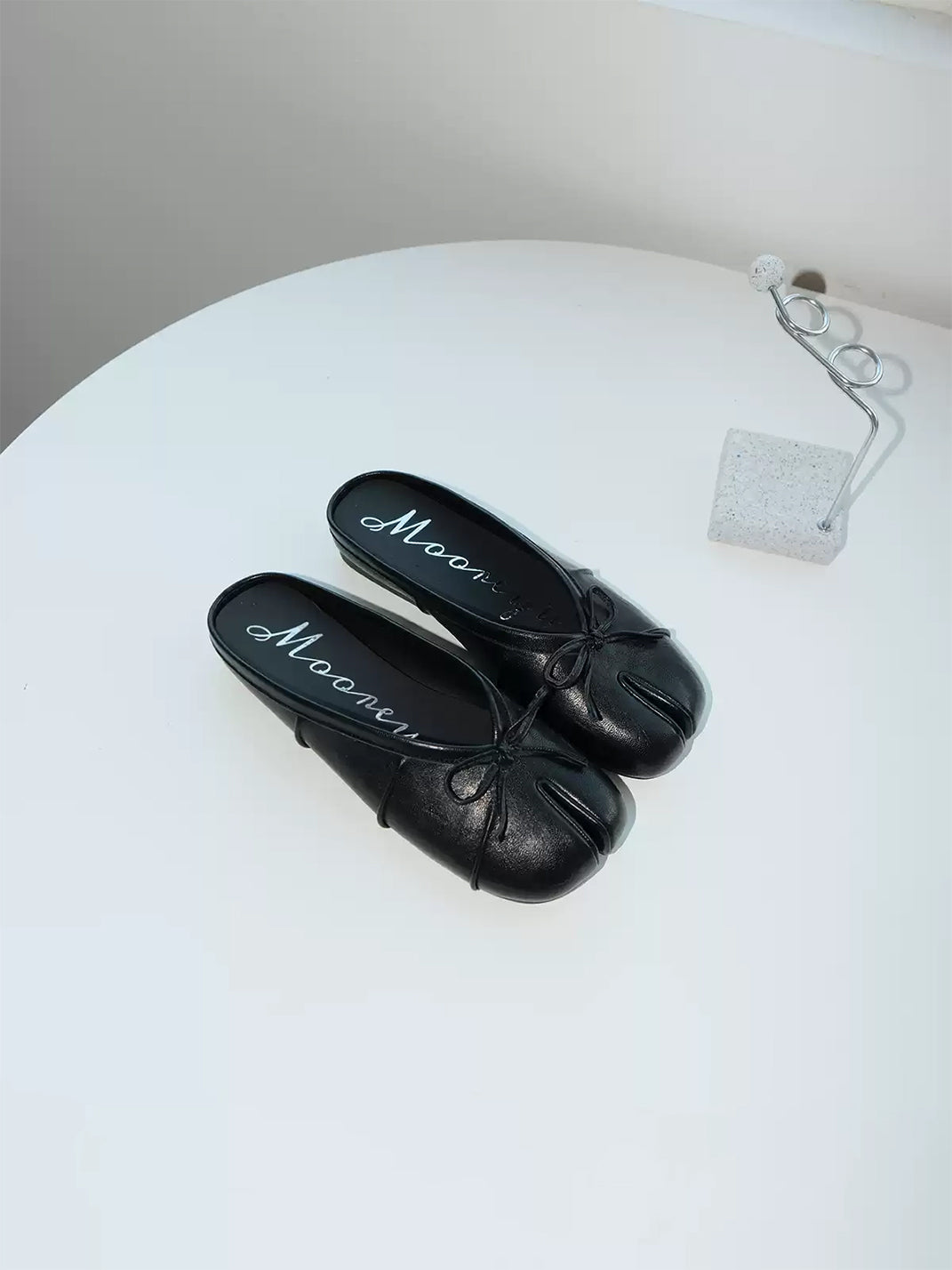 Bow-Strap Tabi-Toe Slip-On Mules - View 3