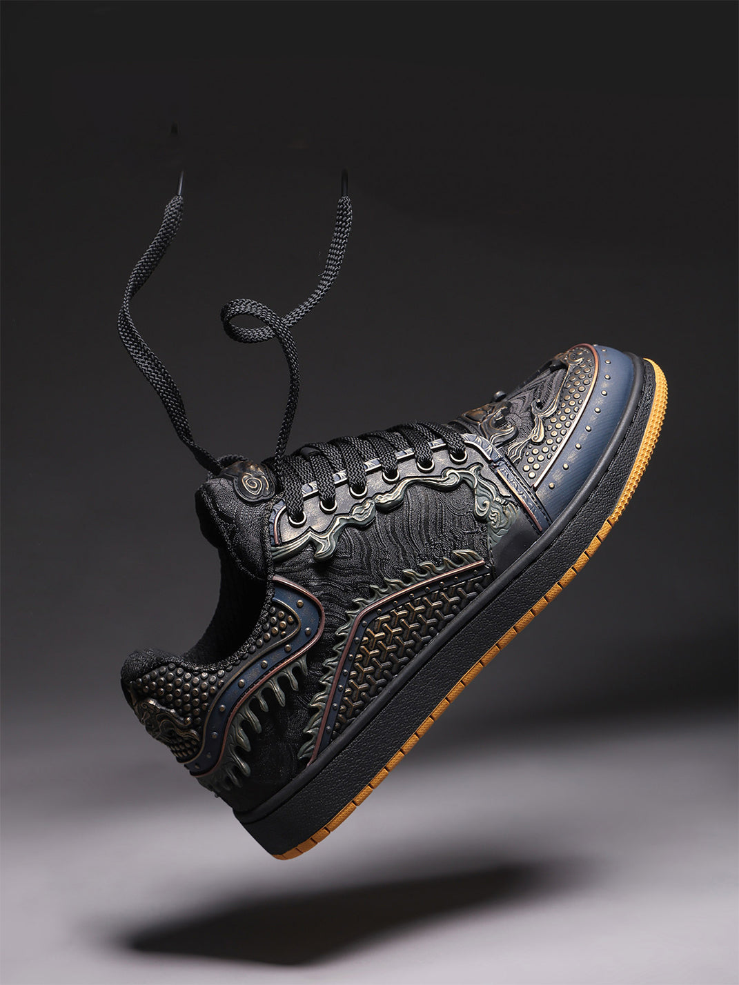 Black Dragon-Scale Gum-Sole Low-Top Sneakers - View 10