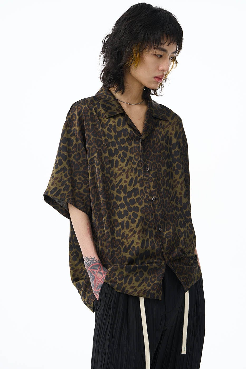 Chemise à manches courtes imprimées à imprimé vert olive vert