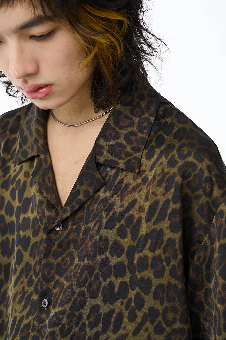 Chemise à manches courtes imprimées à imprimé vert olive vert