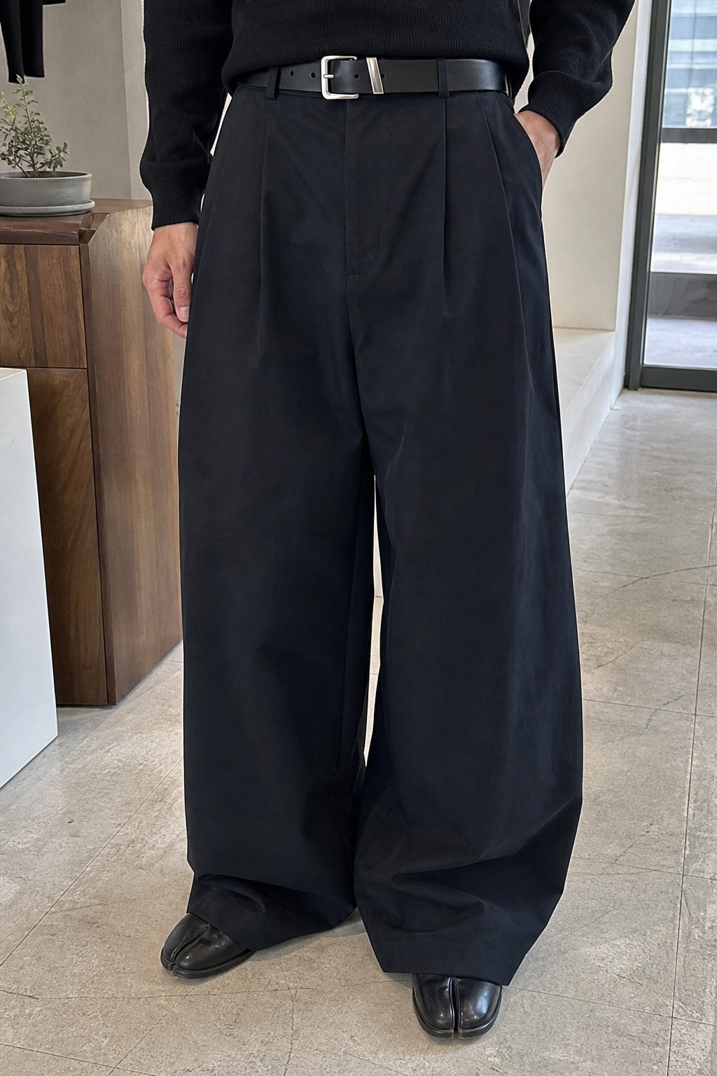 Double-Pleated Wide-Leg Pants showcase 3
