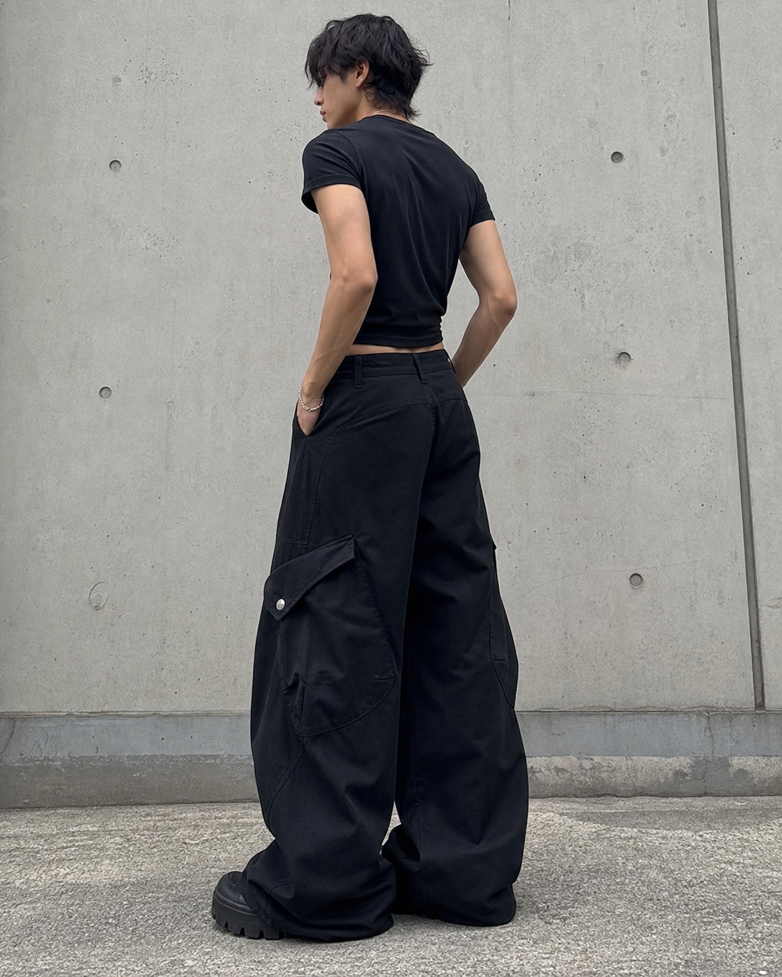 Men's Multi-Pocket Panel Wide-Leg Cargo Pants showcase 4