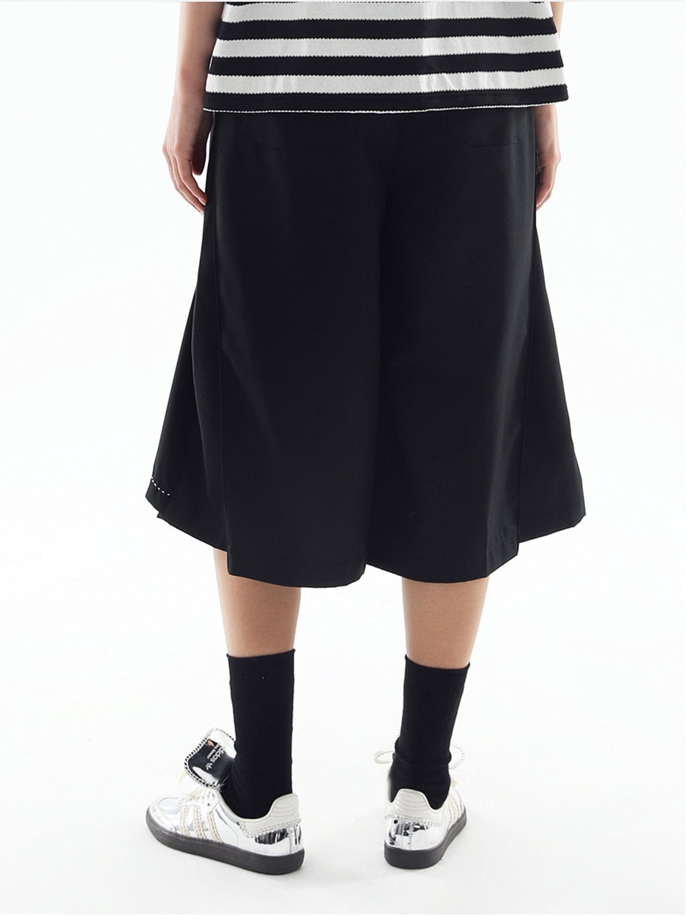 Wide-Cut Contrast Shorts