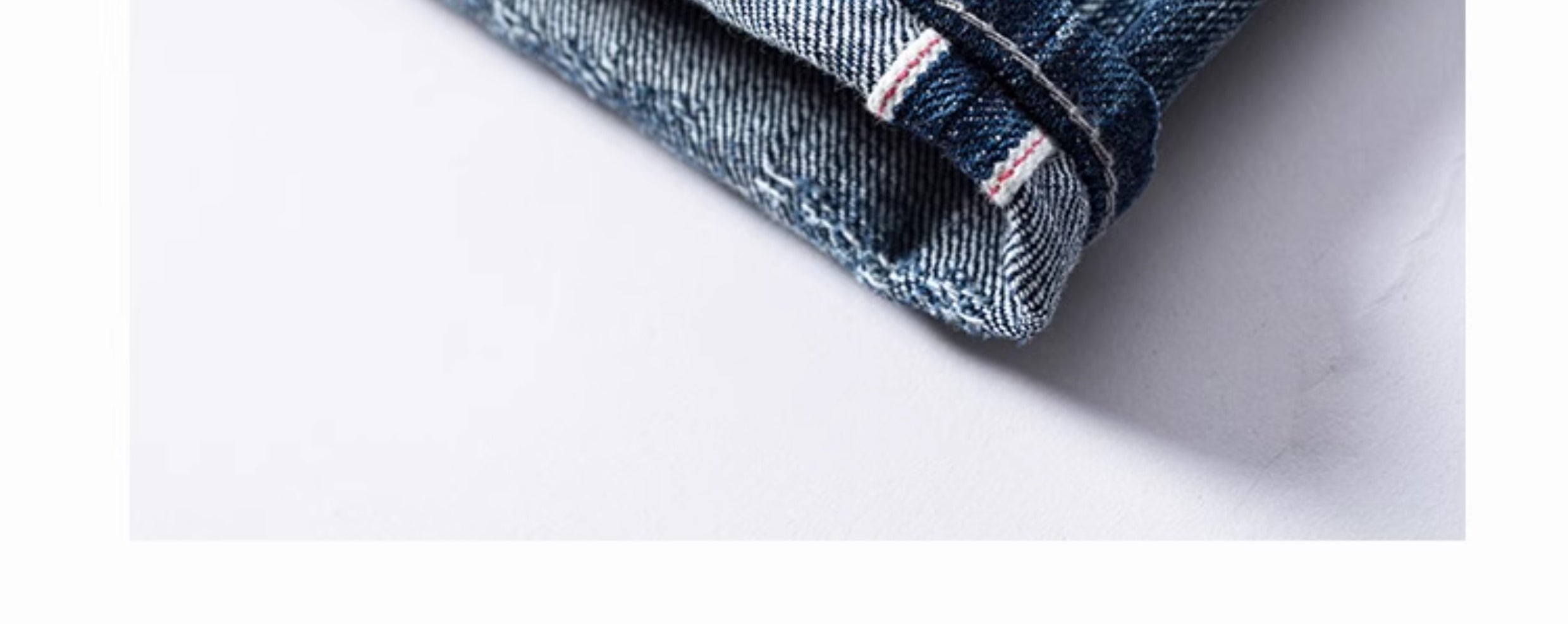 Delannte blaue Jeans mit zerrissenem Detail