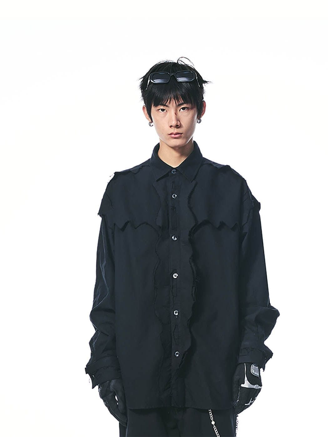 Chemise de bouton en détresse noire