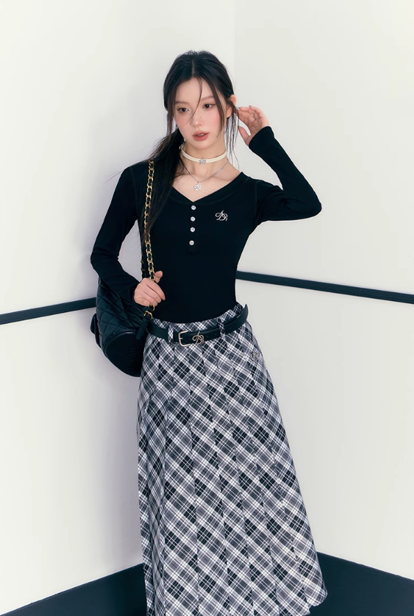 Classic Black and White Plaid Midi Skirt: A-Line Pleated Tartan Check Pattern with High Waist