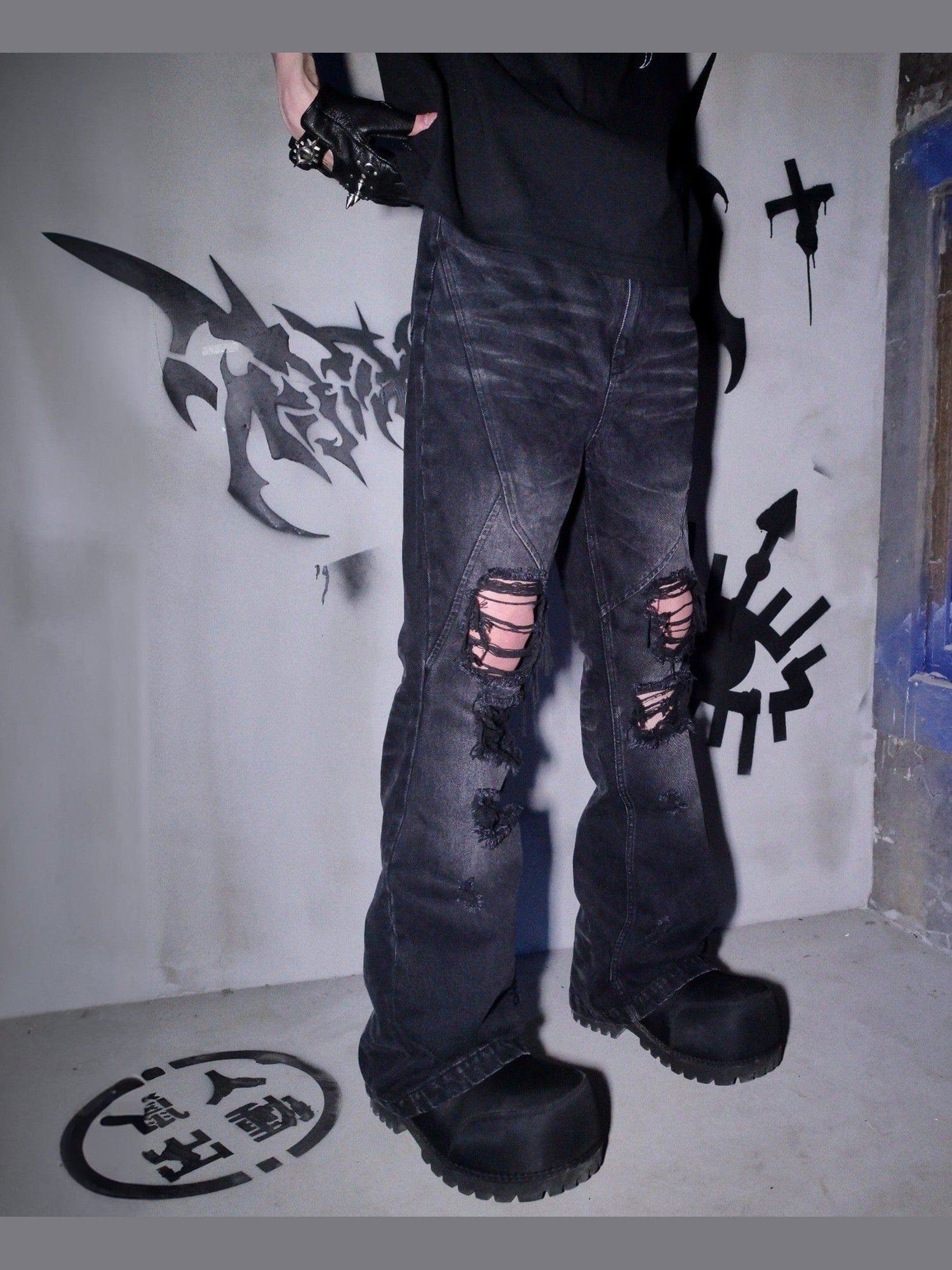 Delannte schwarze Punk -Jeans