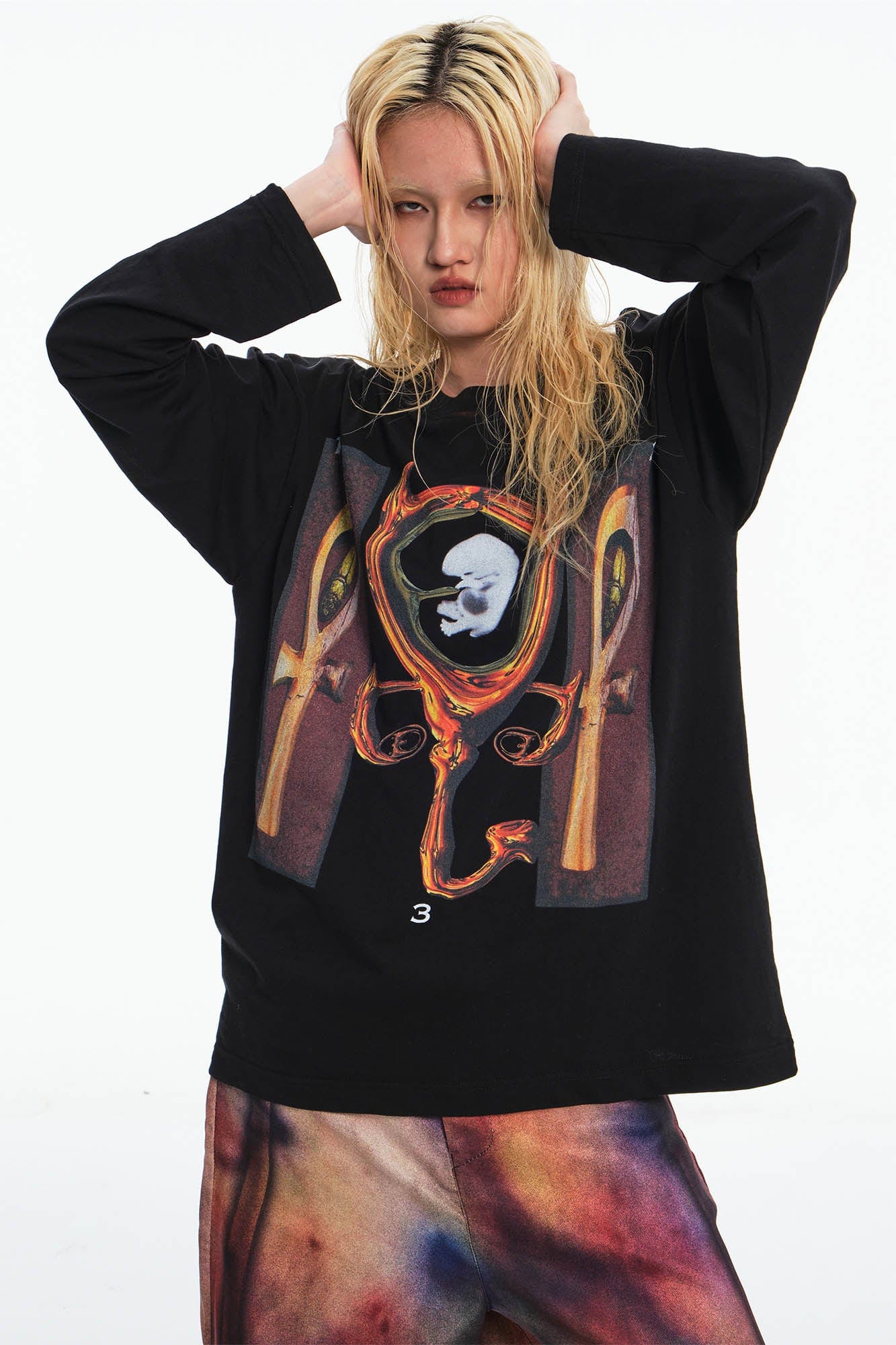 Tee de manga larga gráficos de la cruz de la cueva de la cueva