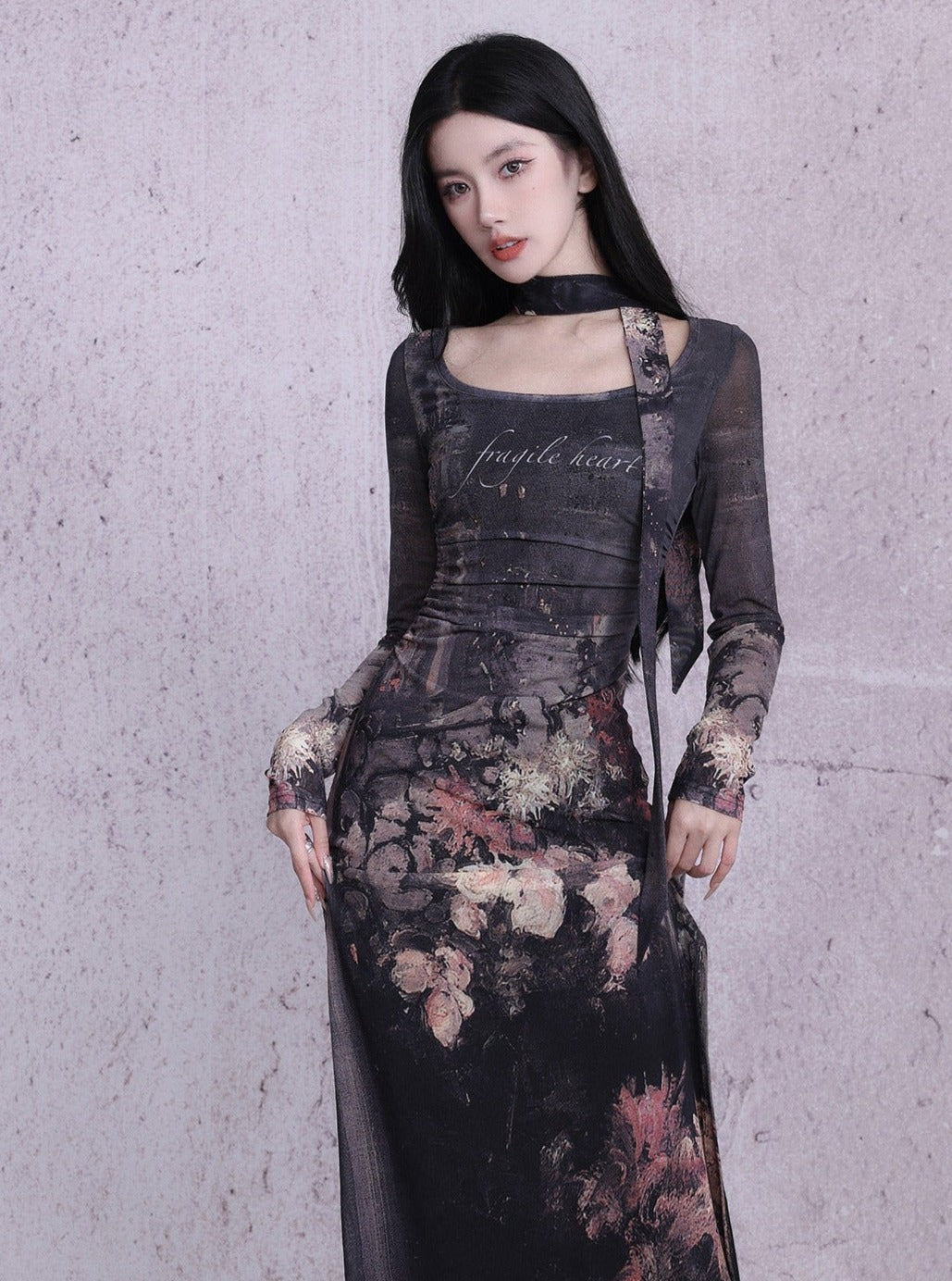 Robe enchanteresse de Midnight Bloom Maxi: BodyCon à manches longues avec un détail et un tour de cou floral vintage