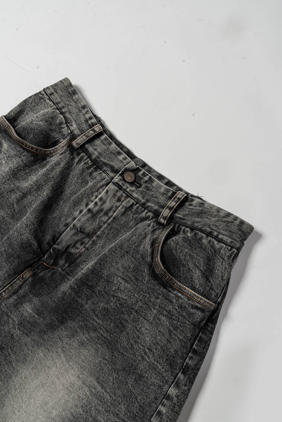 Doppelte Denim -Chaps mit verzweifeltem Randdetail