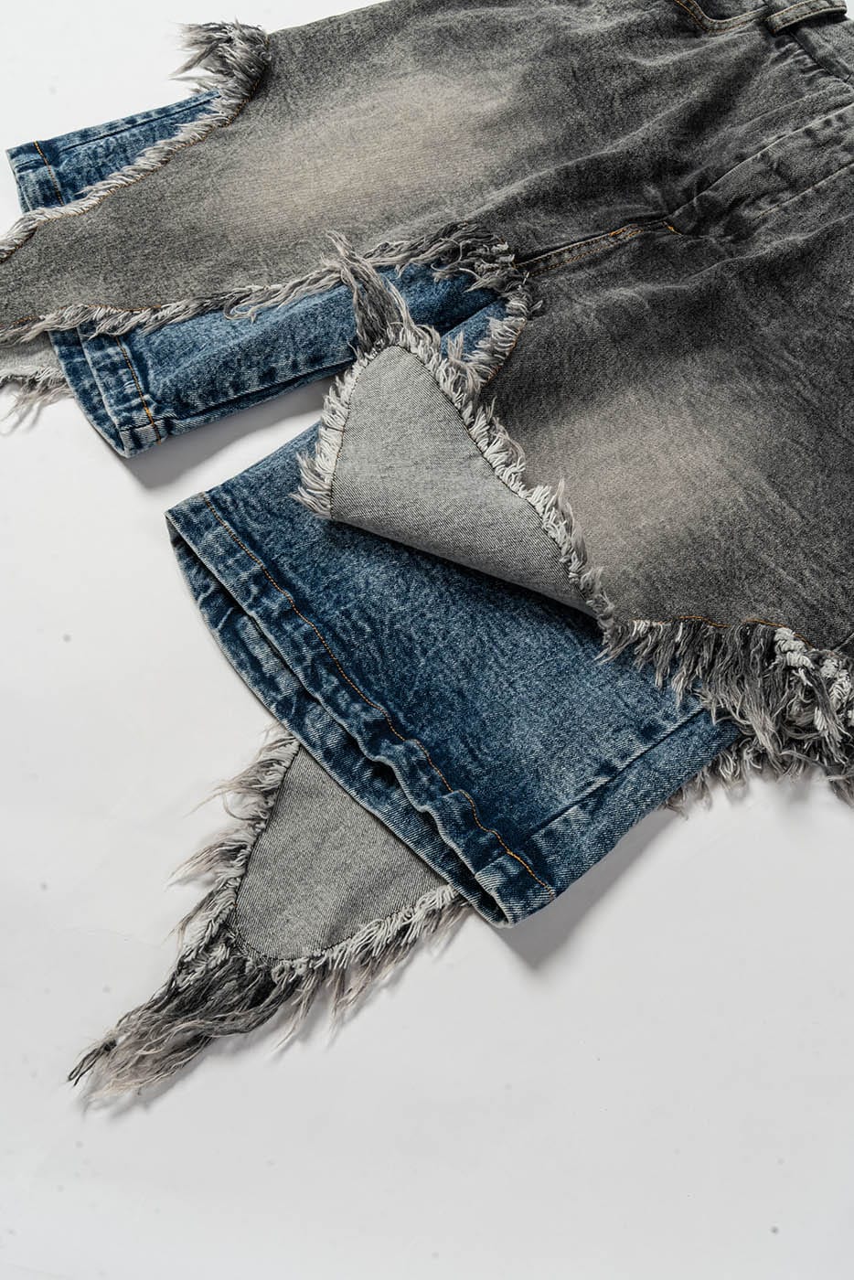 Doppelte Denim -Chaps mit verzweifeltem Randdetail