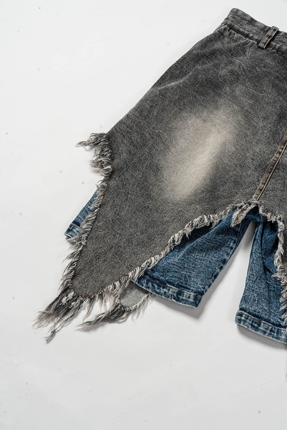 Doppelte Denim -Chaps mit verzweifeltem Randdetail