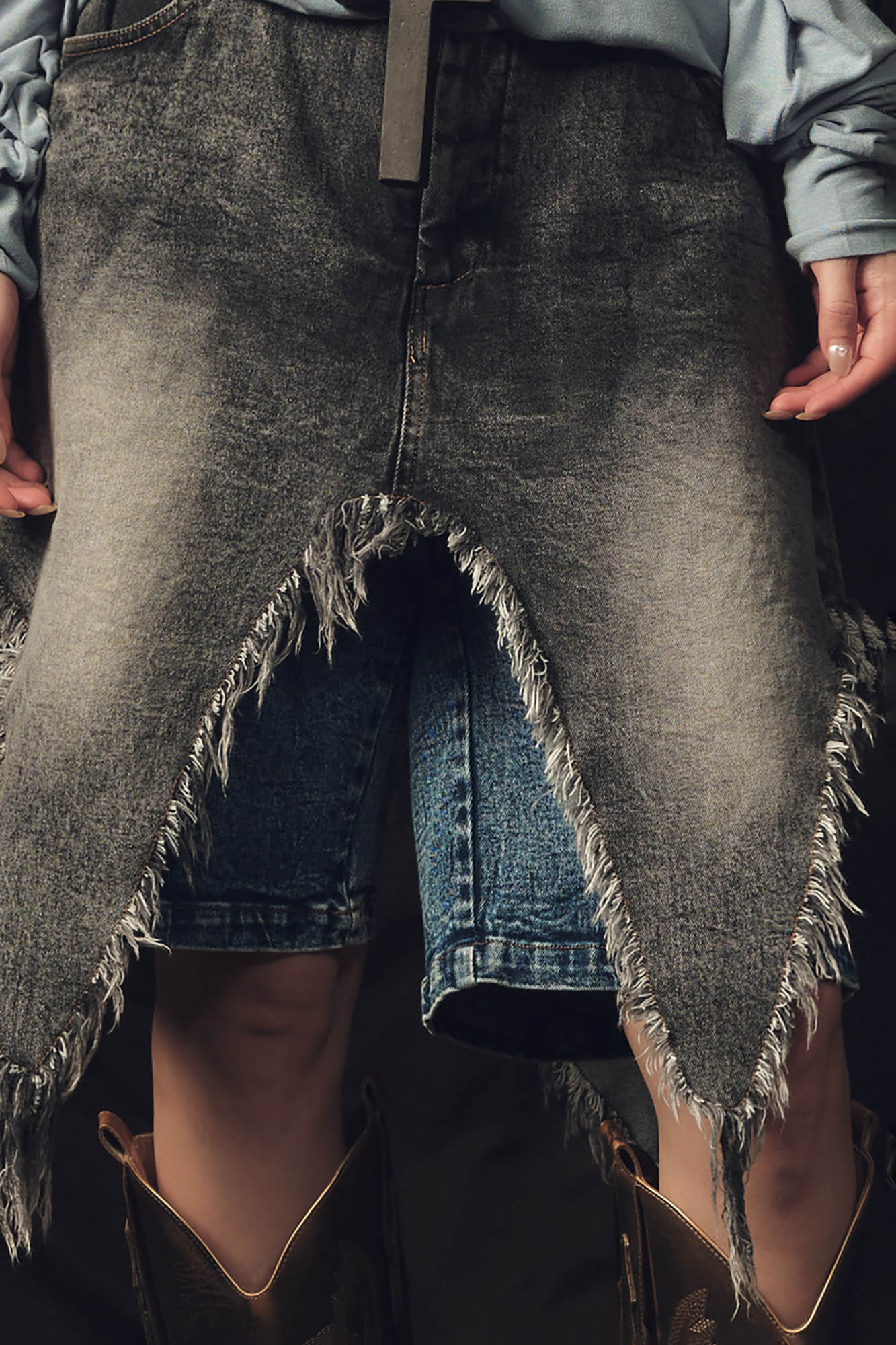 Doppelte Denim -Chaps mit verzweifeltem Randdetail