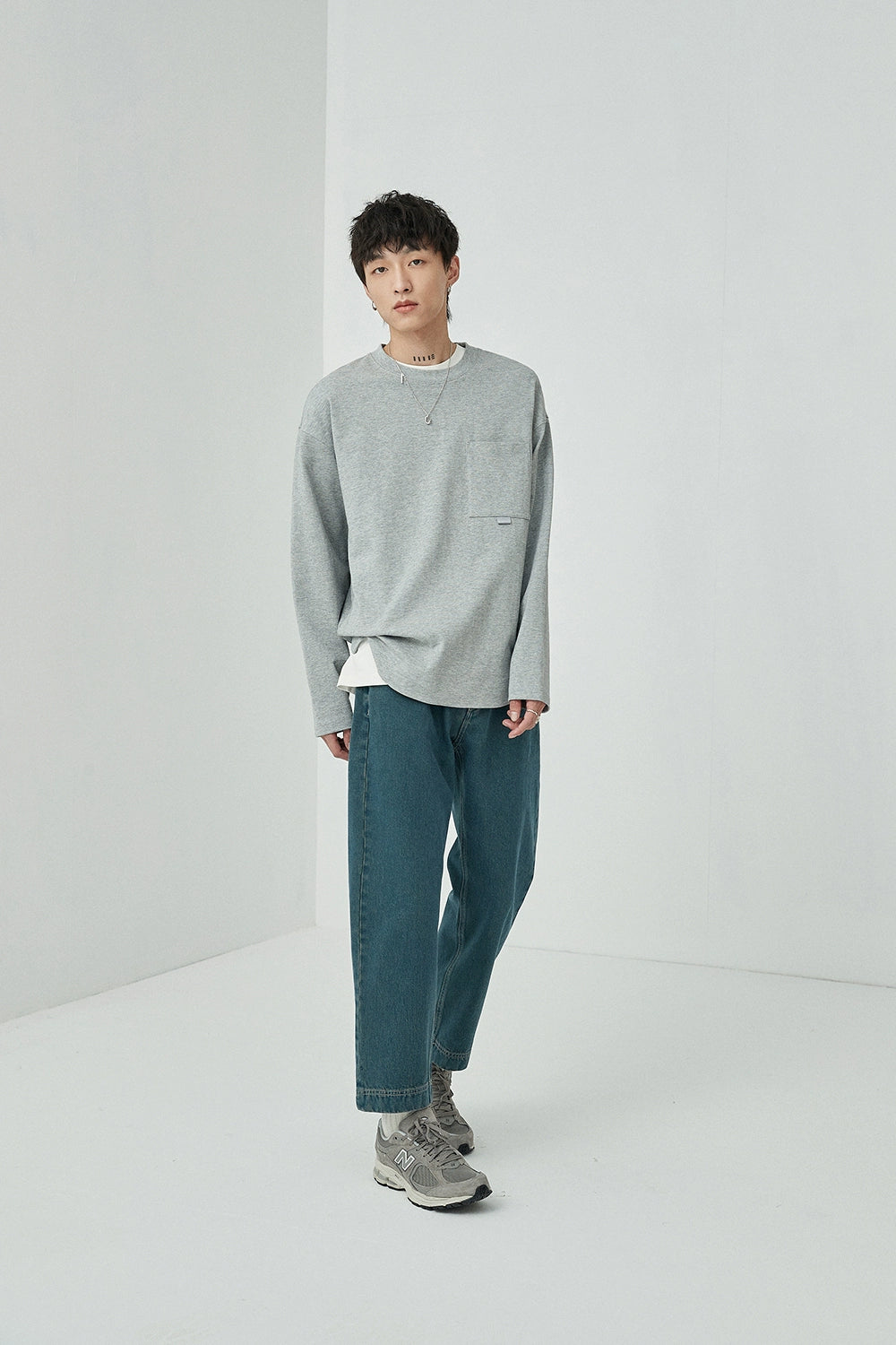 Loop-Pocket Round Neck Long Sleeve