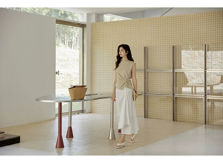 Short-Sleeve Top with a Side Knot and Front Slit Detail