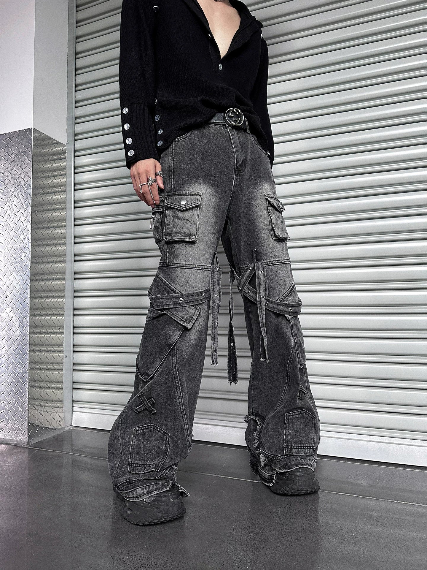 Grayscale Ruin Strapped-Cargo Flares