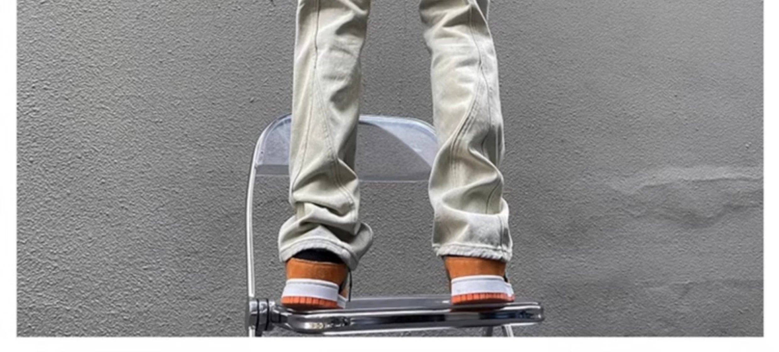 Baggy Light-Wash Jeans with Unique Seam Detailing