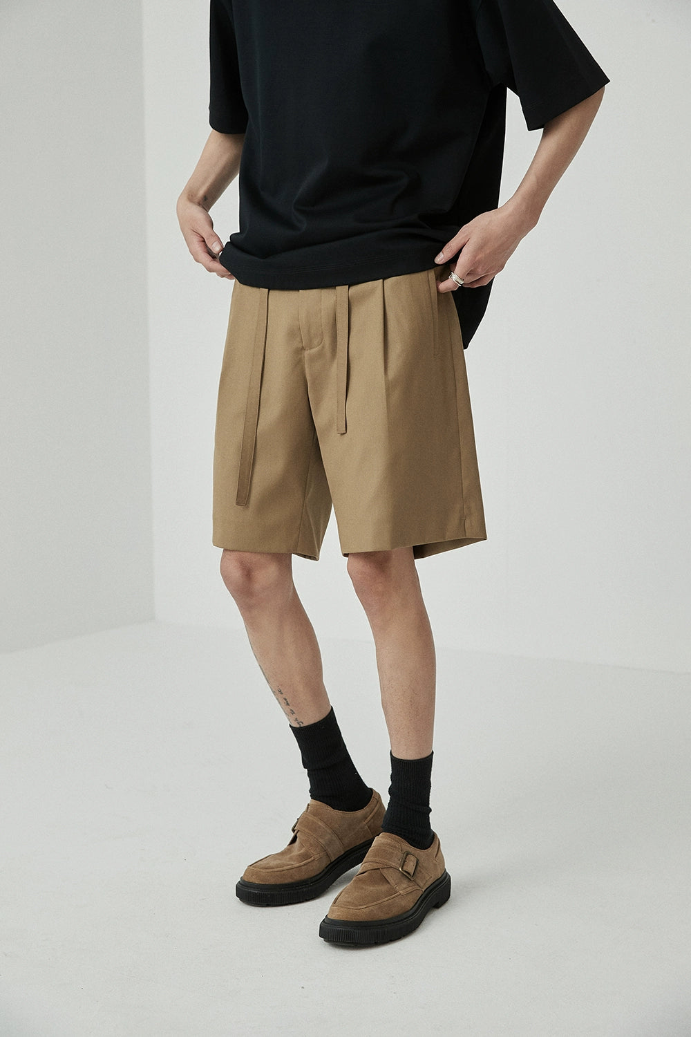 Drawstring Single-Pleat Shorts