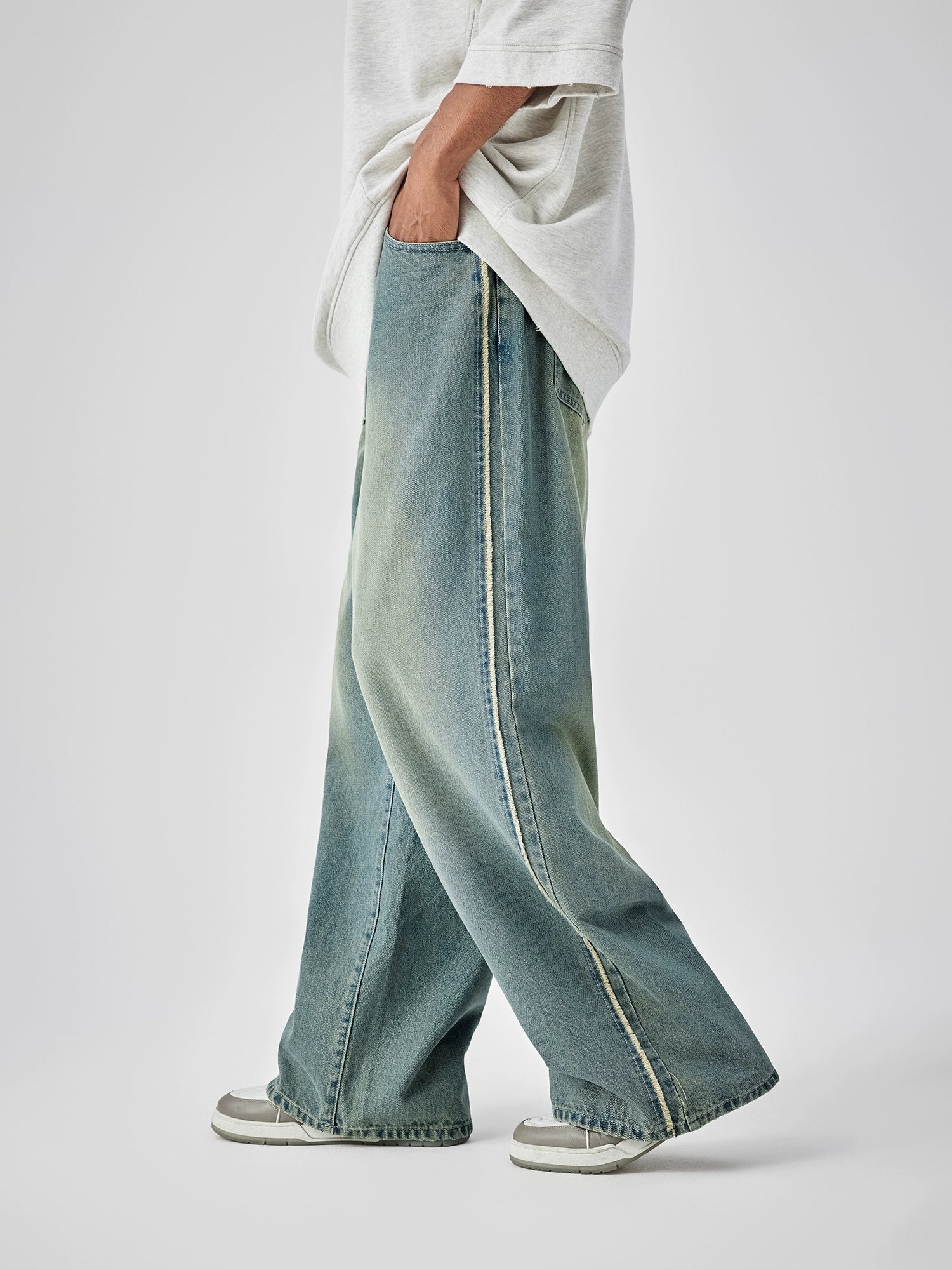 Casual Wide-Leg Denim Jeans With Distressed Wash And Frayed Hem - chiclara