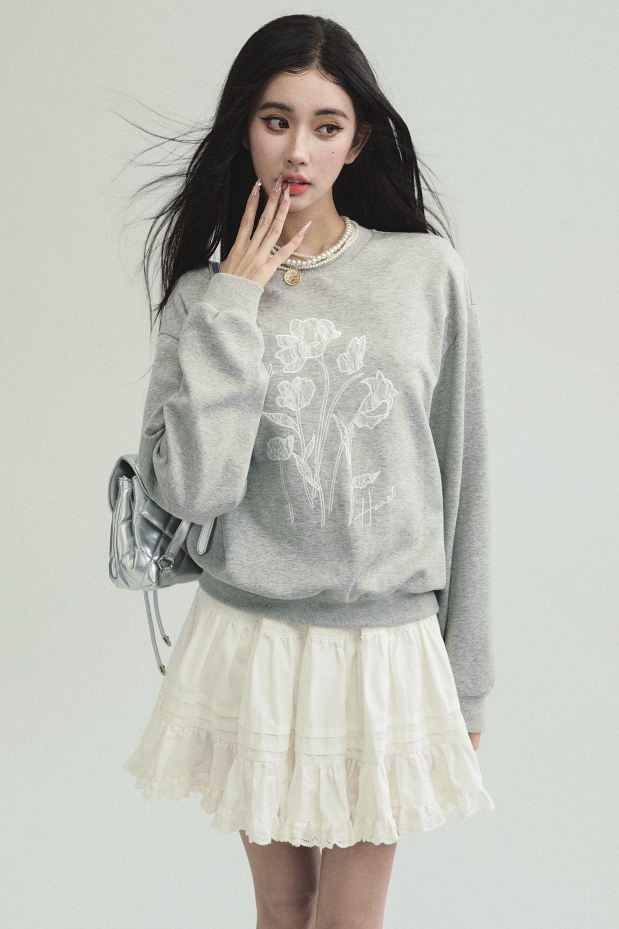 Sweat-shirt de bonheur botanique et mini-jupe en dentelle - gris doux et blanc