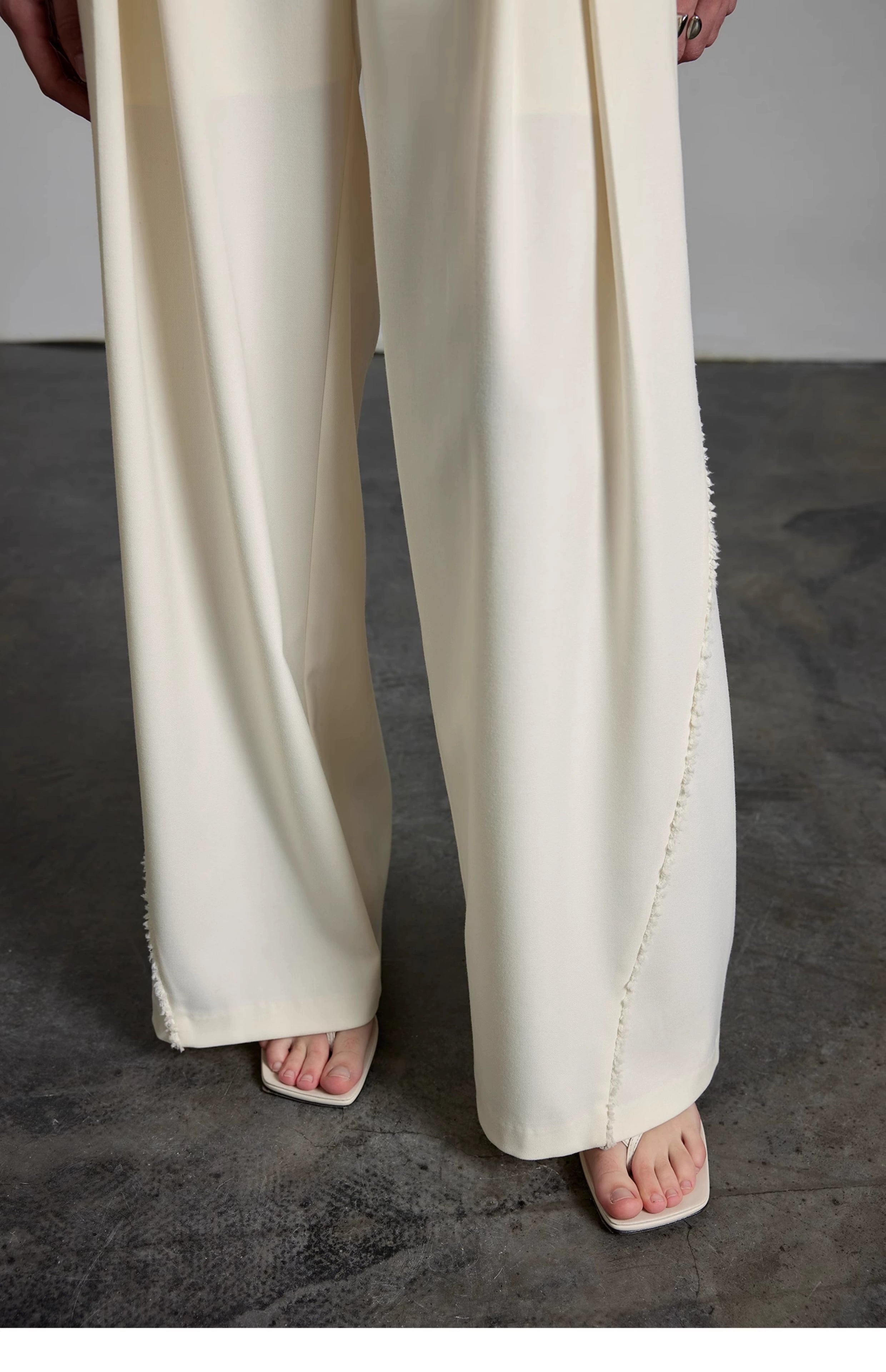 Pantalon de crème à jambes larges