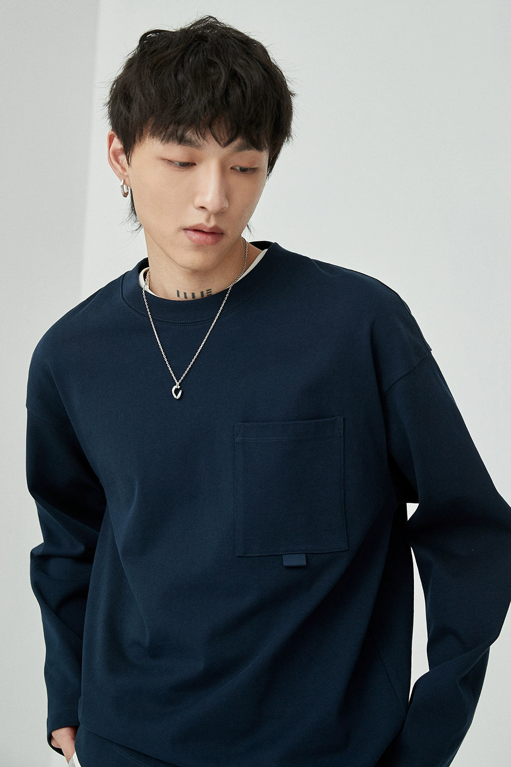 Loop-Pocket Round Neck Long Sleeve