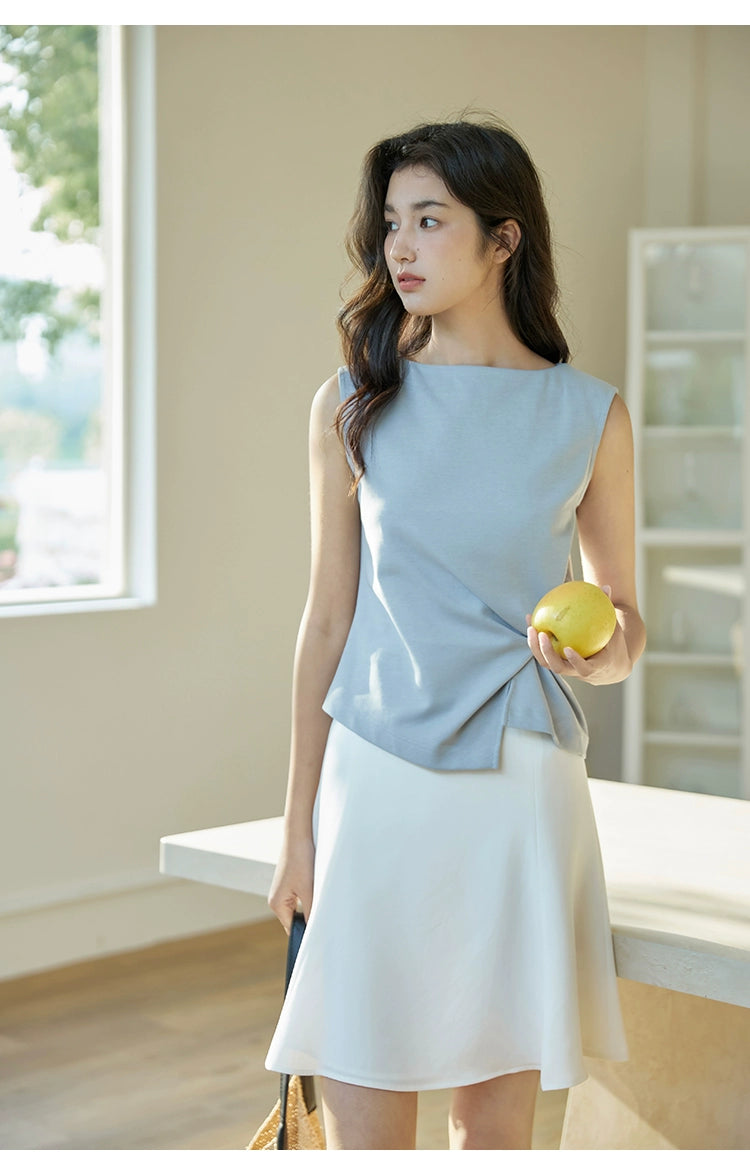 Short-Sleeve Top with a Side Knot and Front Slit Detail