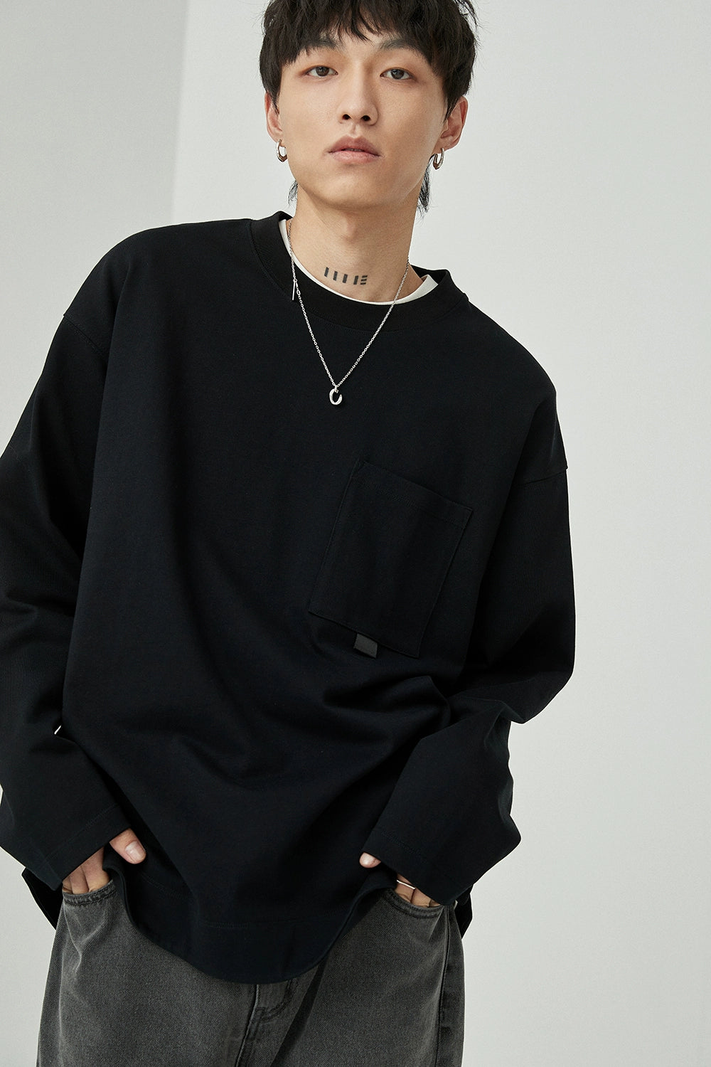 Loop-Pocket Round Neck Long Sleeve