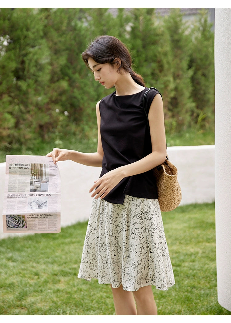 Short-Sleeve Top with a Side Knot and Front Slit Detail