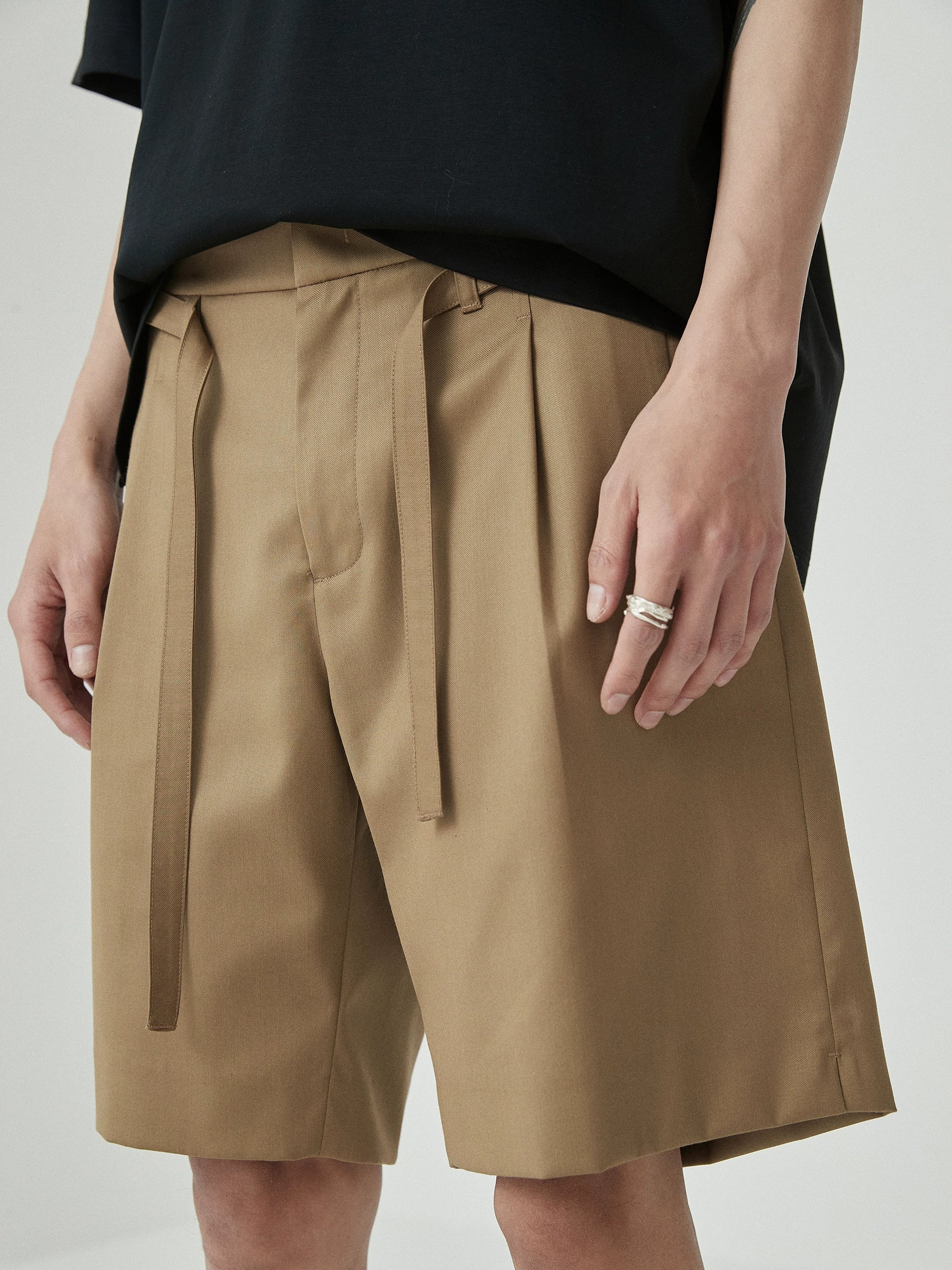 Drawstring Single-Pleat Shorts