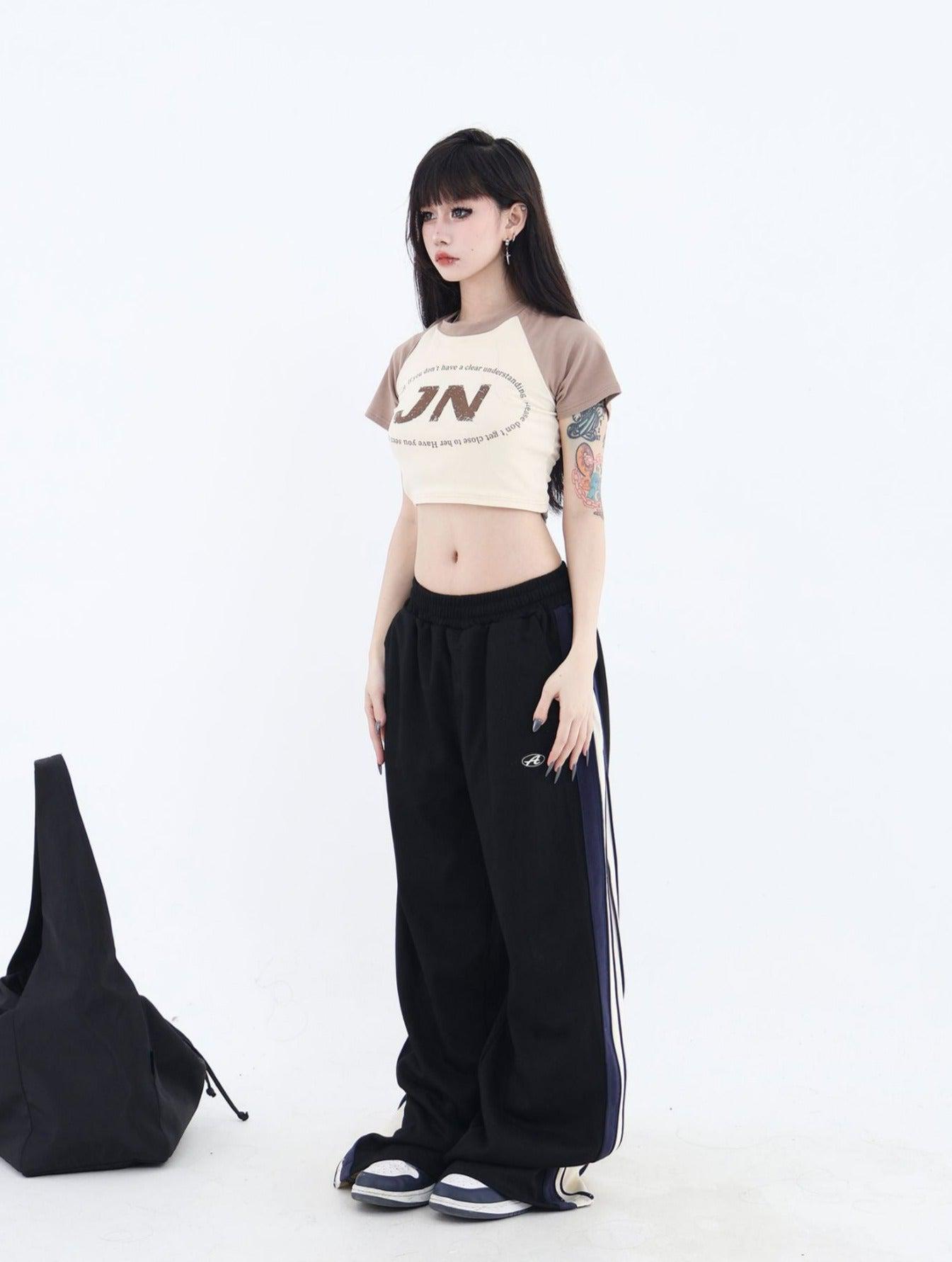 Cropped T-Shirt with Logo and Slogan - chiclara